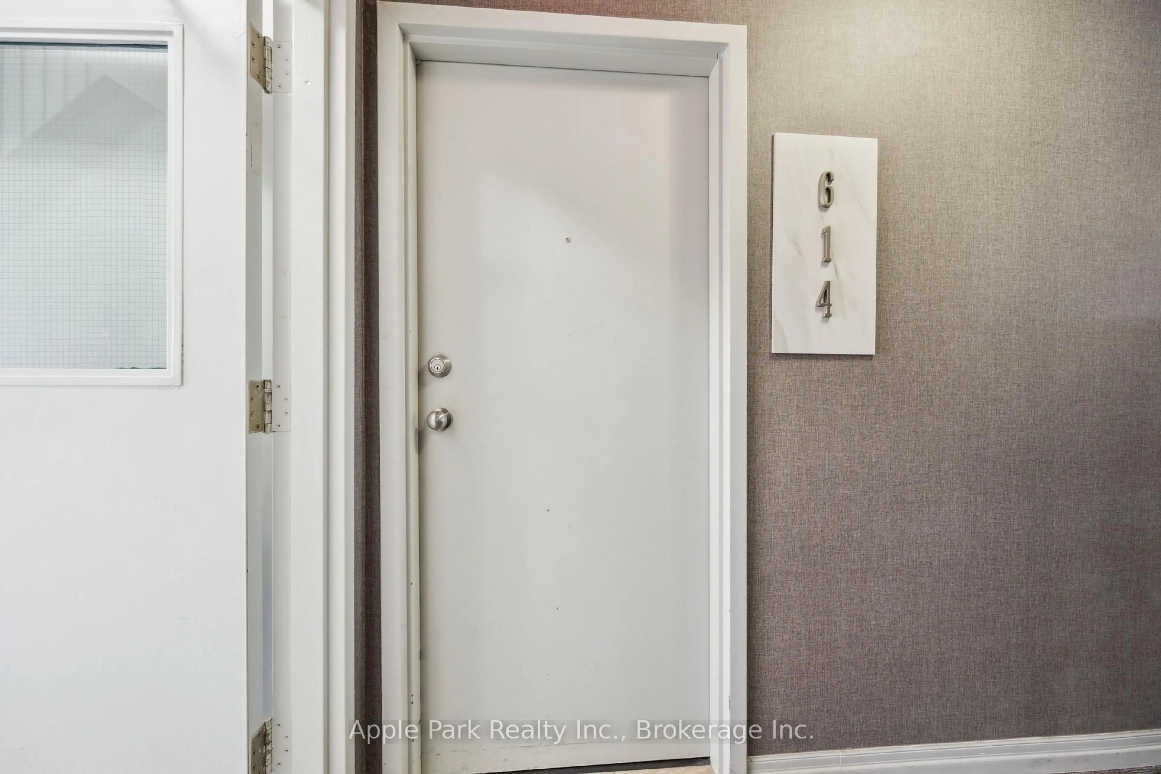 Indoor entryway for 1450 Glen Abbey Gate #614, Oakville Ontario L6M 2V7