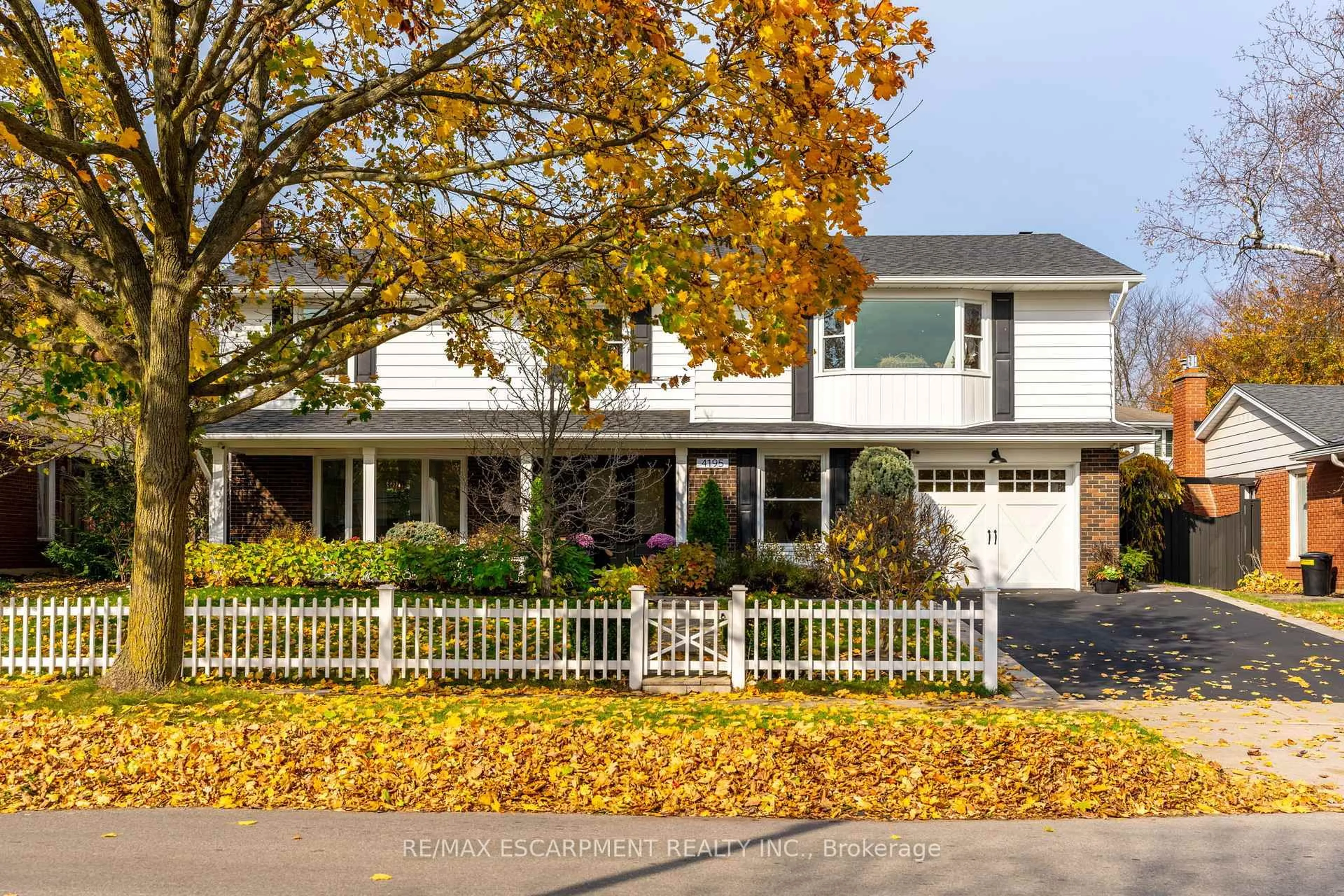 Home with vinyl exterior material, street for 4195 Spruce Ave, Burlington Ontario L7L 1L1