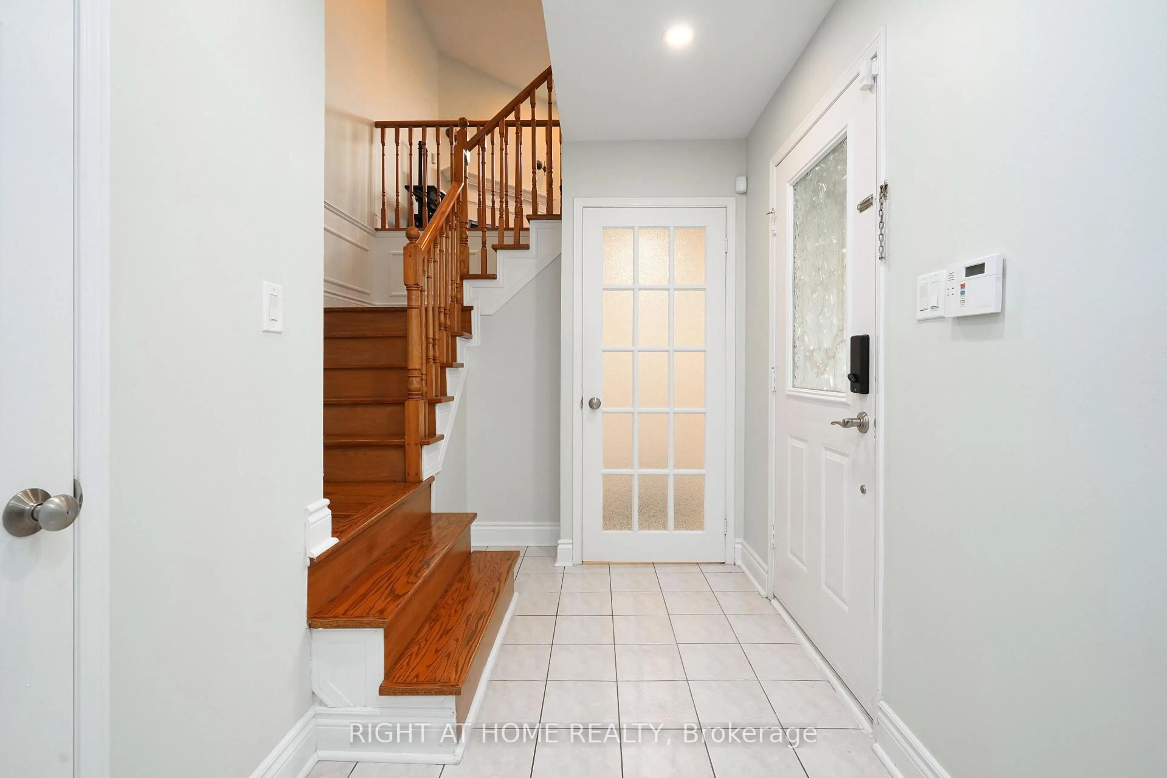 Indoor entryway for 2914 Picton Pl, Mississauga Ontario L5M 5S9