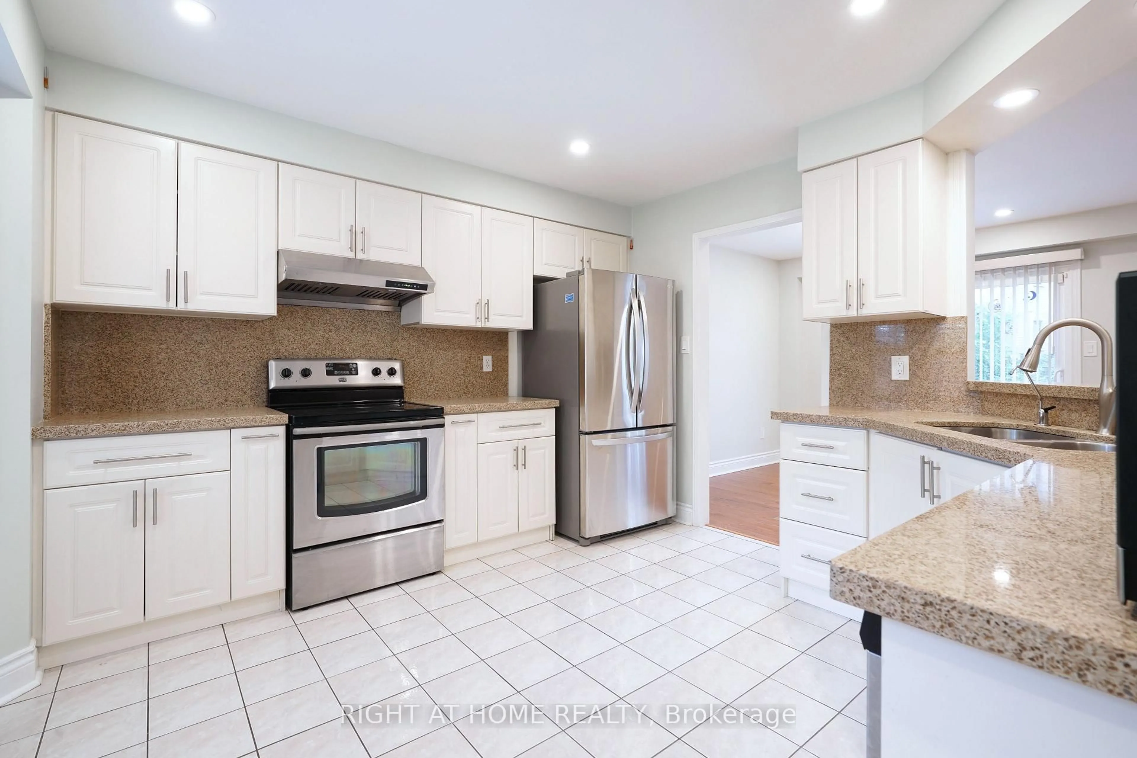Standard kitchen, ceramic/tile floor for 2914 Picton Pl, Mississauga Ontario L5M 5S9