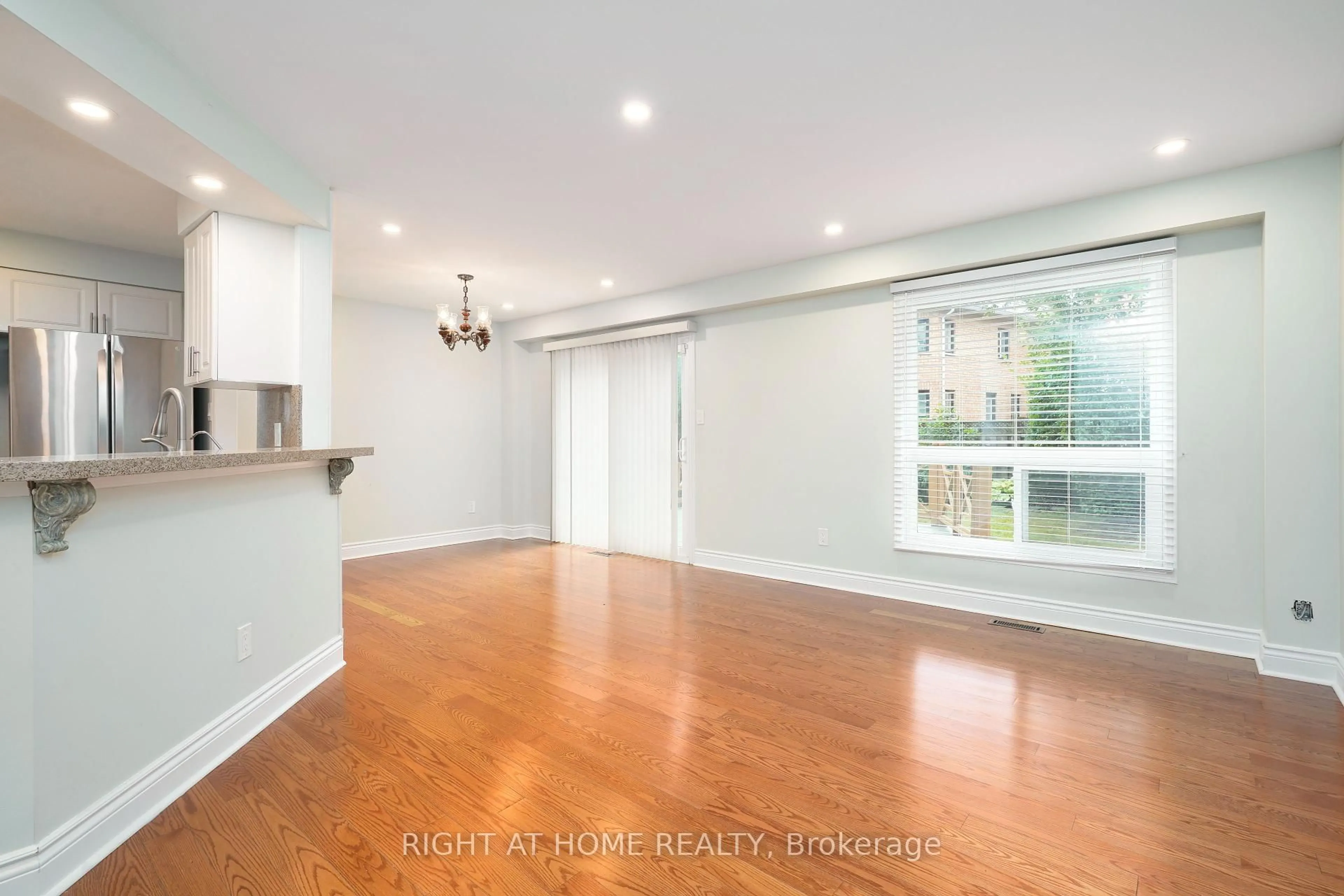 A pic of a room for 2914 Picton Pl, Mississauga Ontario L5M 5S9