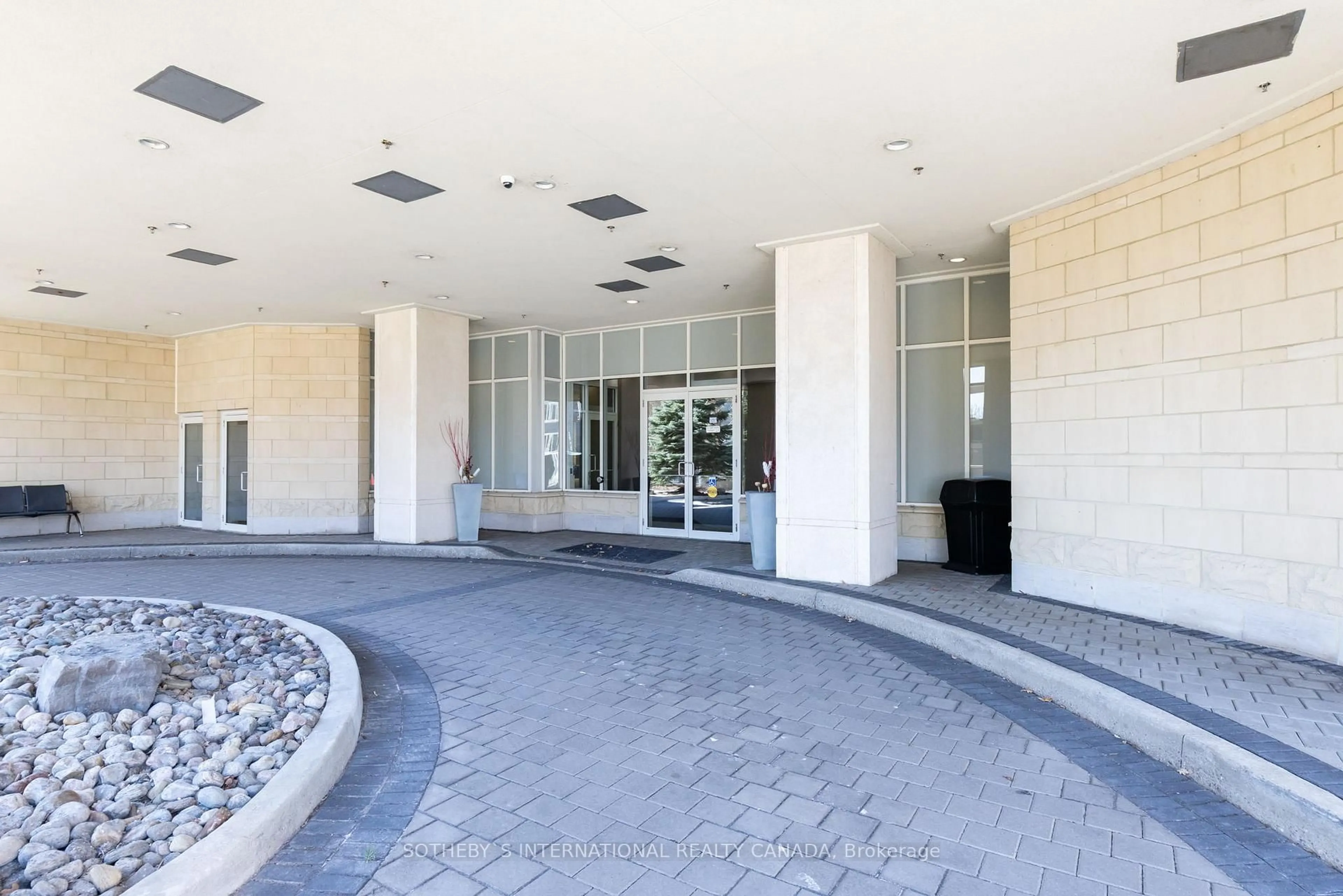Indoor foyer for 3865 Lake Shore Blvd #520, Toronto Ontario M8W 0A2