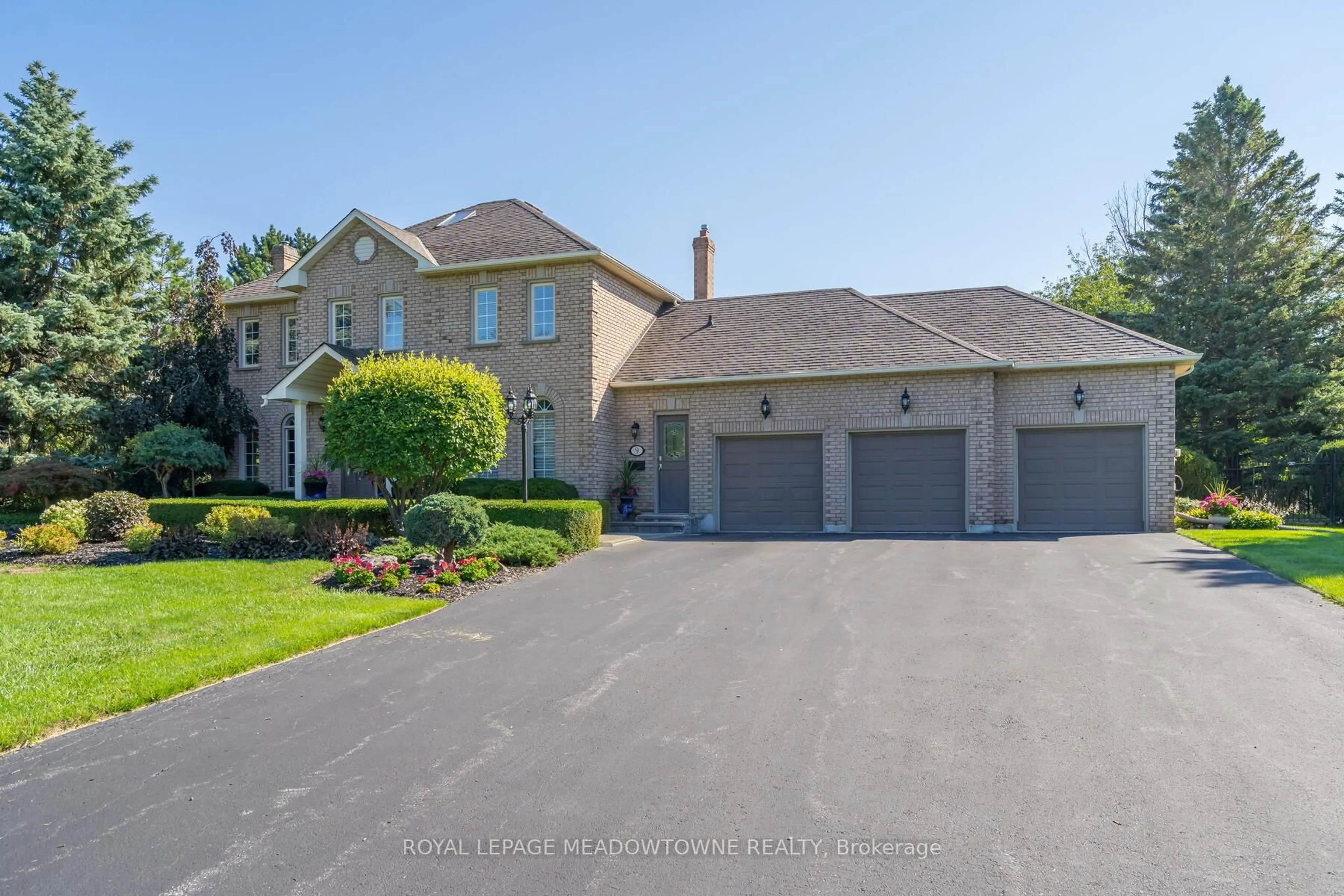 A pic from outside/outdoor area/front of a property/back of a property/a pic from drone, street for 9 Meagan Dr, Halton Hills Ontario L7G 5G6