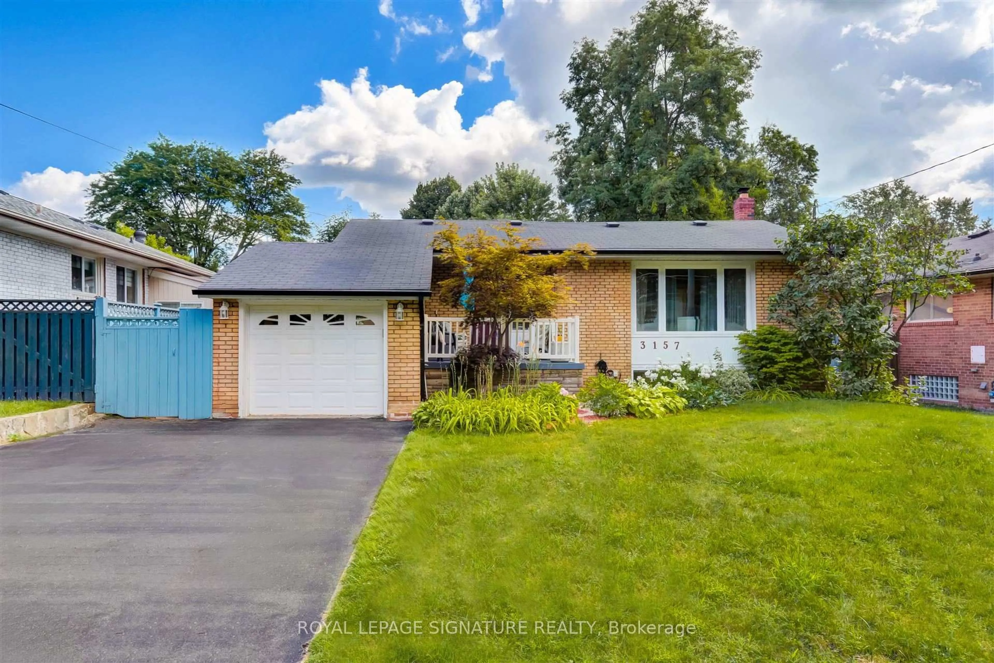 Home with brick exterior material, street for 3157 The Credit Woodlands N/A, Mississauga Ontario L5C 2J2