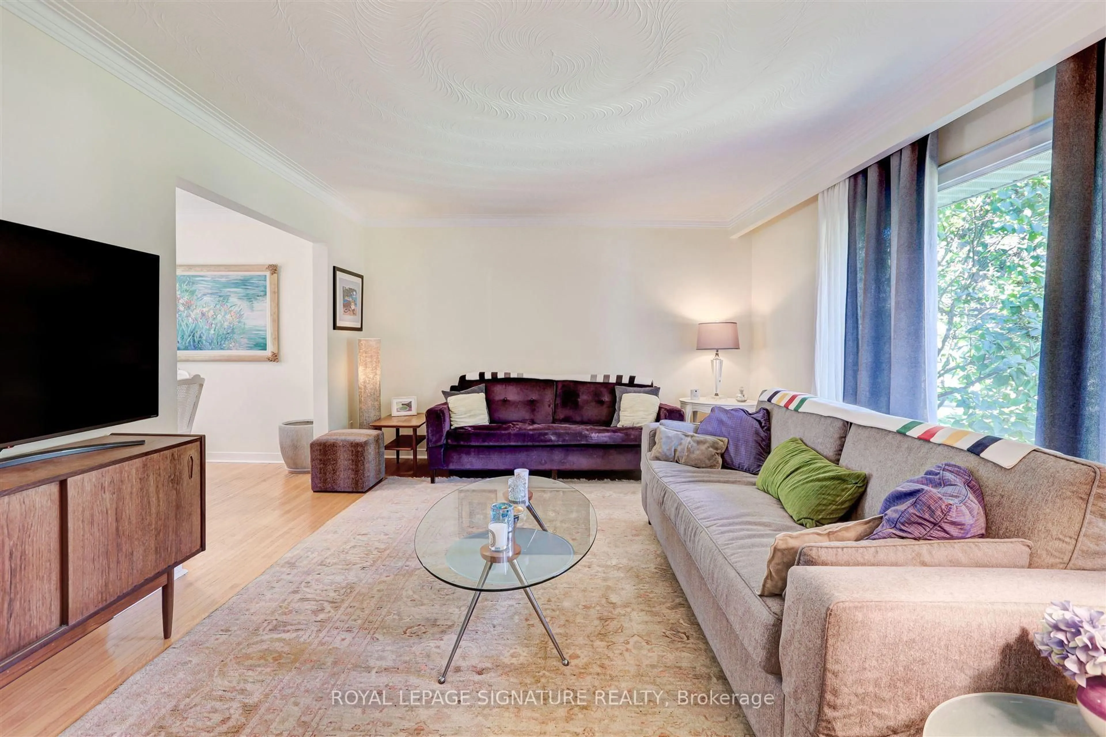 Living room with furniture, unknown for 3157 The Credit Woodlands N/A, Mississauga Ontario L5C 2J2