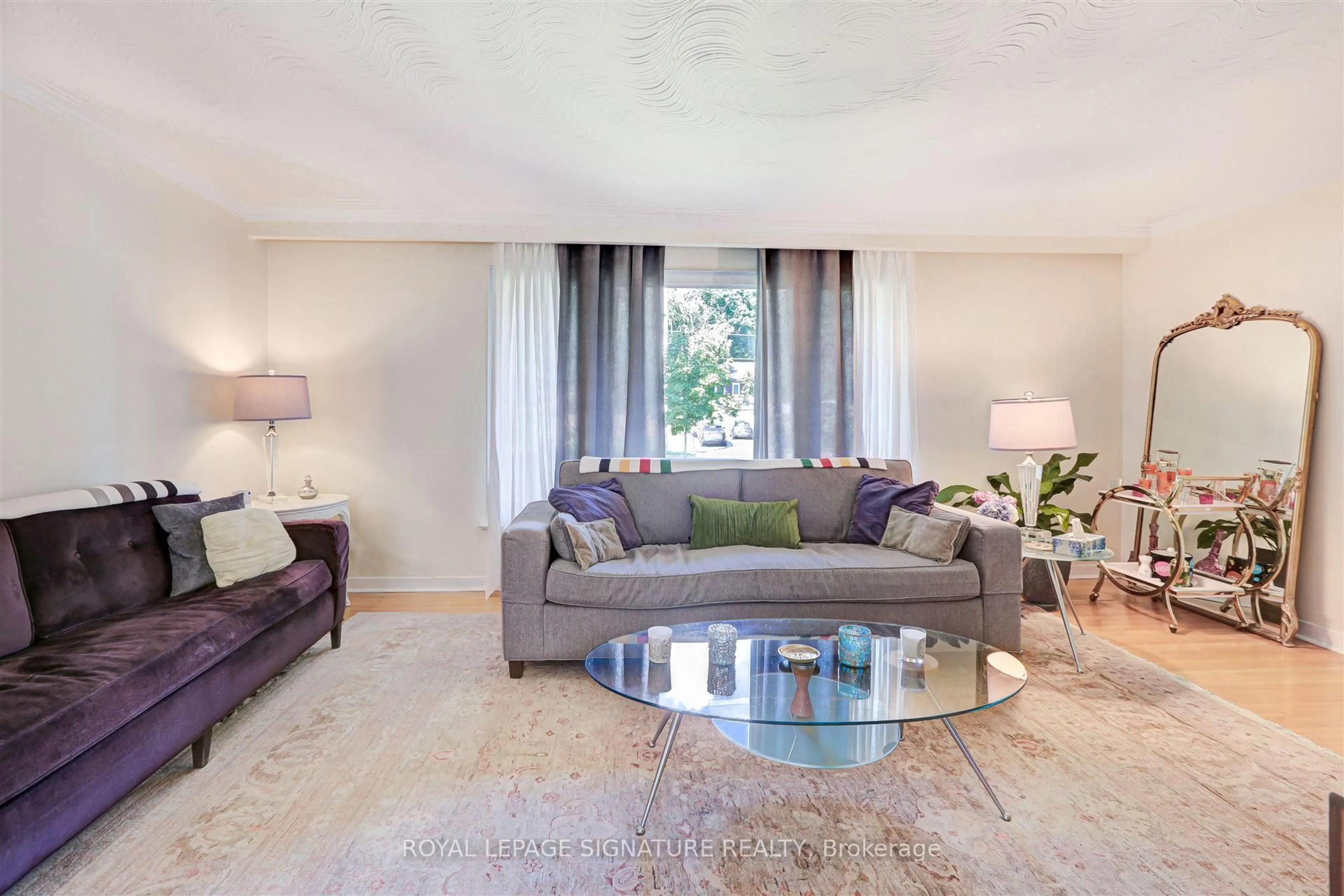 Living room with furniture, unknown for 3157 The Credit Woodlands N/A, Mississauga Ontario L5C 2J2