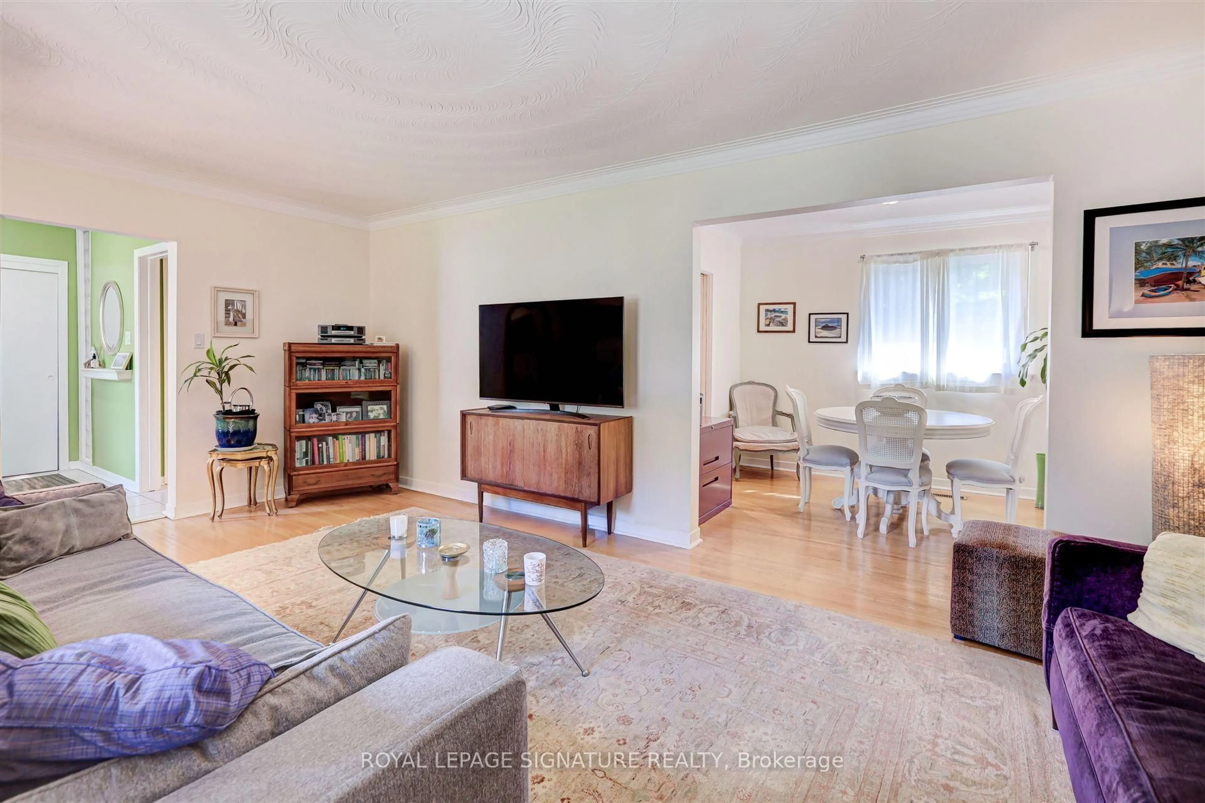 Living room with furniture, unknown for 3157 The Credit Woodlands N/A, Mississauga Ontario L5C 2J2