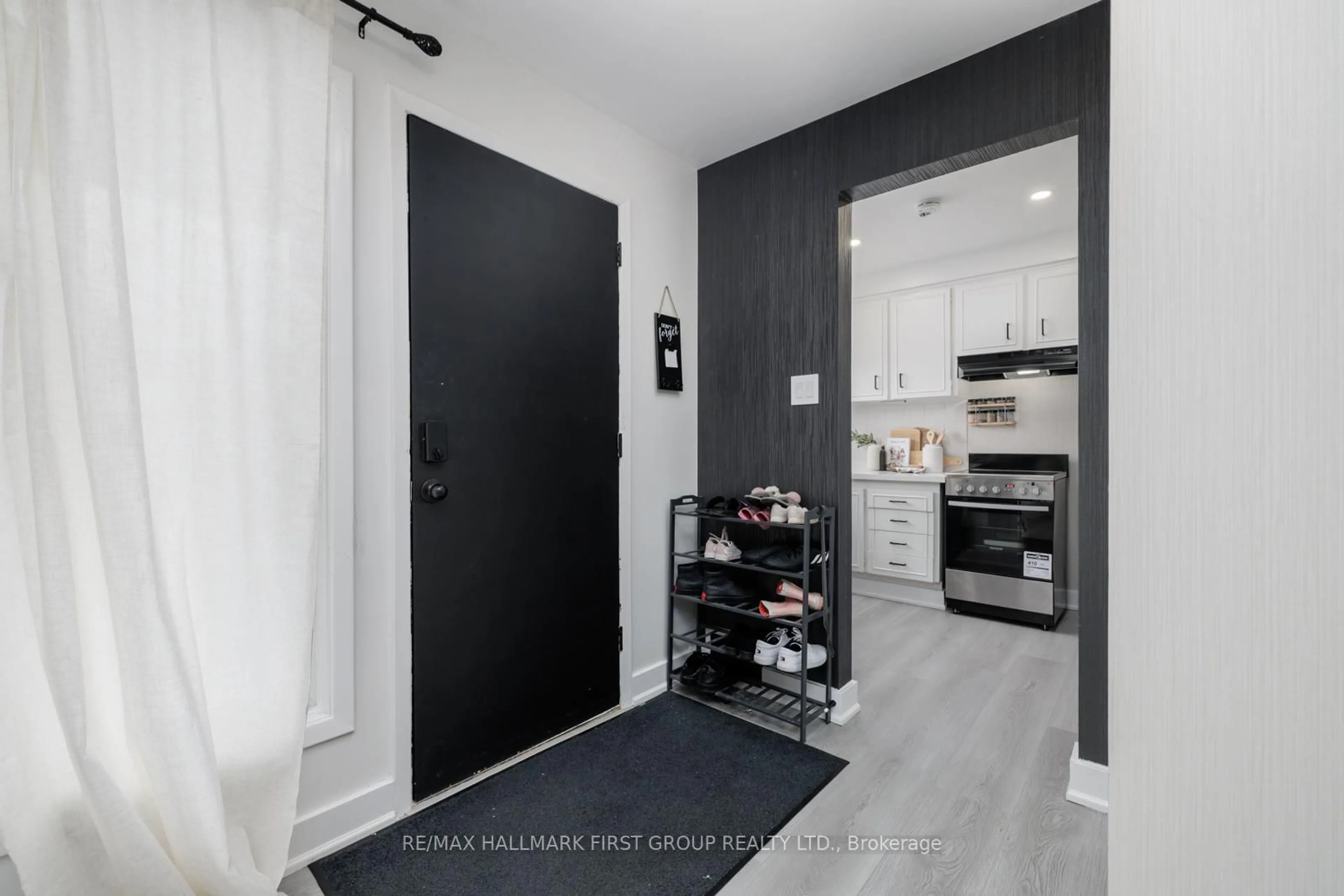 Indoor entryway for 30 Derrydown Rd, Toronto Ontario M3J 1R3