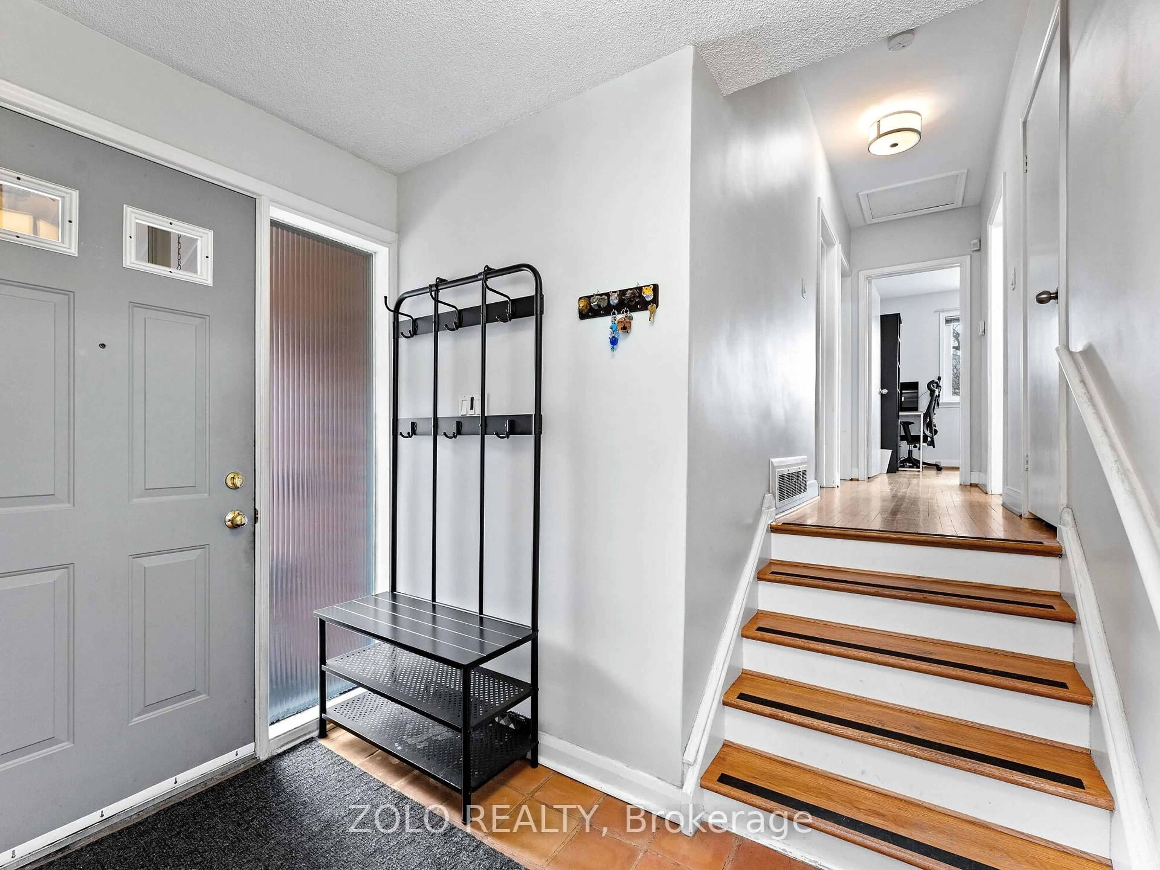 Indoor entryway for 31 Pakenham Dr, Toronto Ontario M9W 4B2