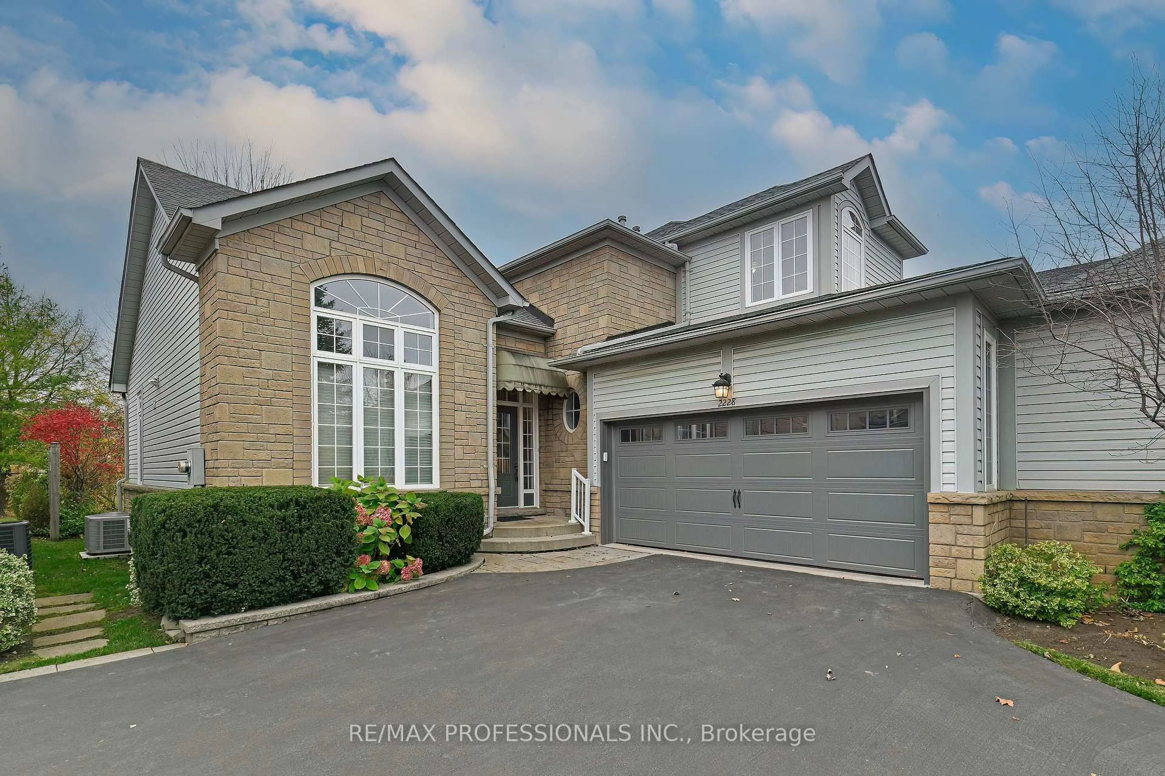 Home with brick exterior material, street for 2228 Turnberry Rd #5, Burlington Ontario L7M 4P9