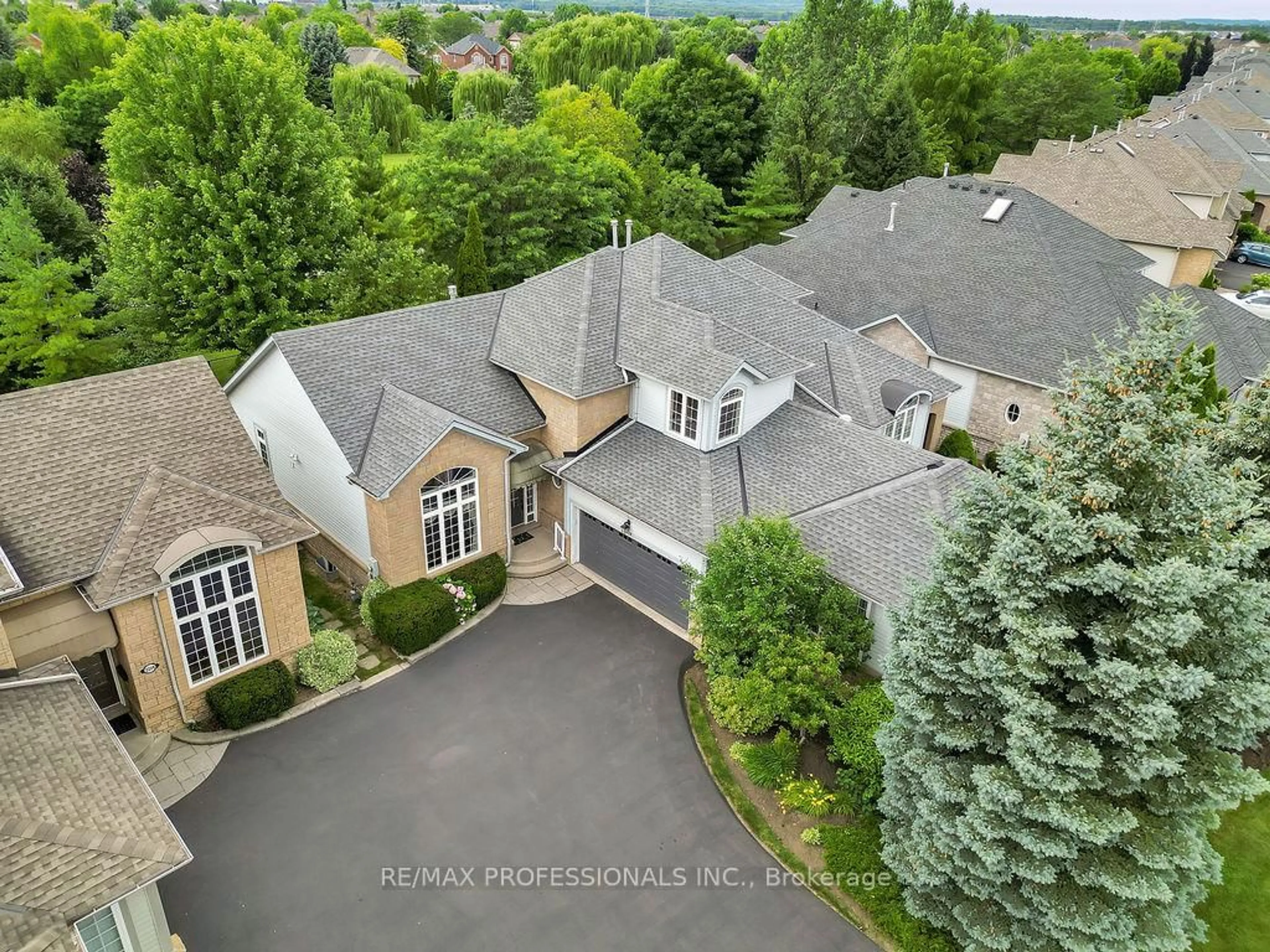 A pic from outside/outdoor area/front of a property/back of a property/a pic from drone, unknown for 2228 Turnberry Rd #5, Burlington Ontario L7M 4P9