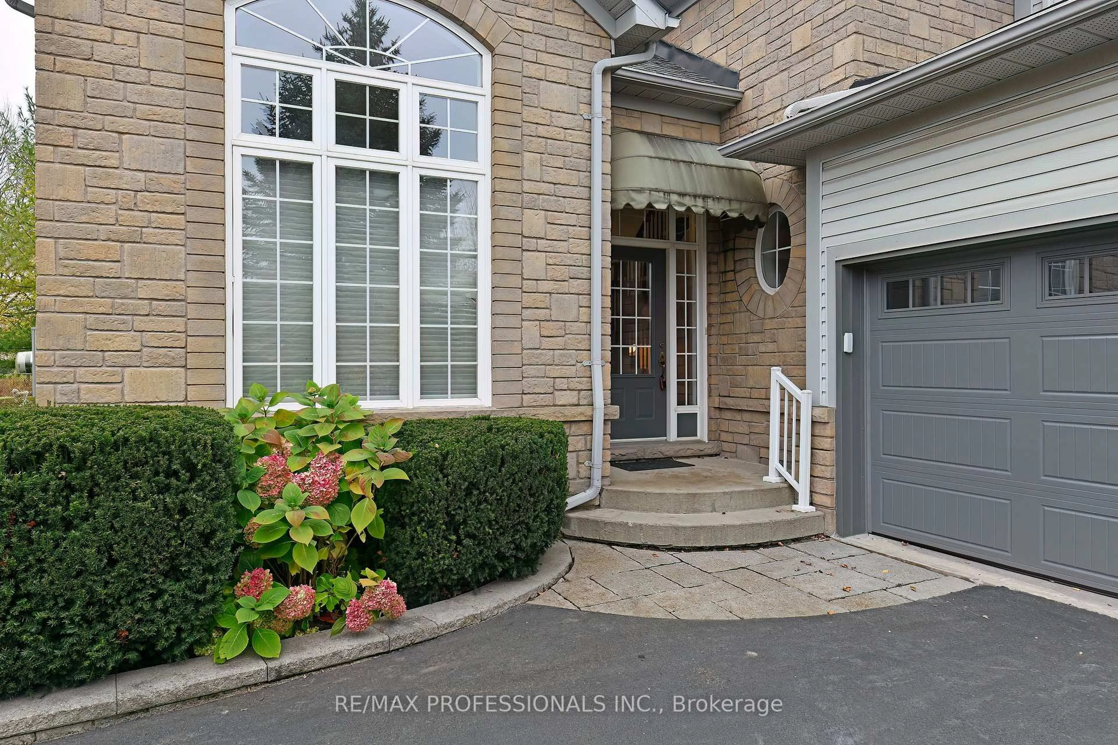 Home with brick exterior material, street for 2228 Turnberry Rd #5, Burlington Ontario L7M 4P9