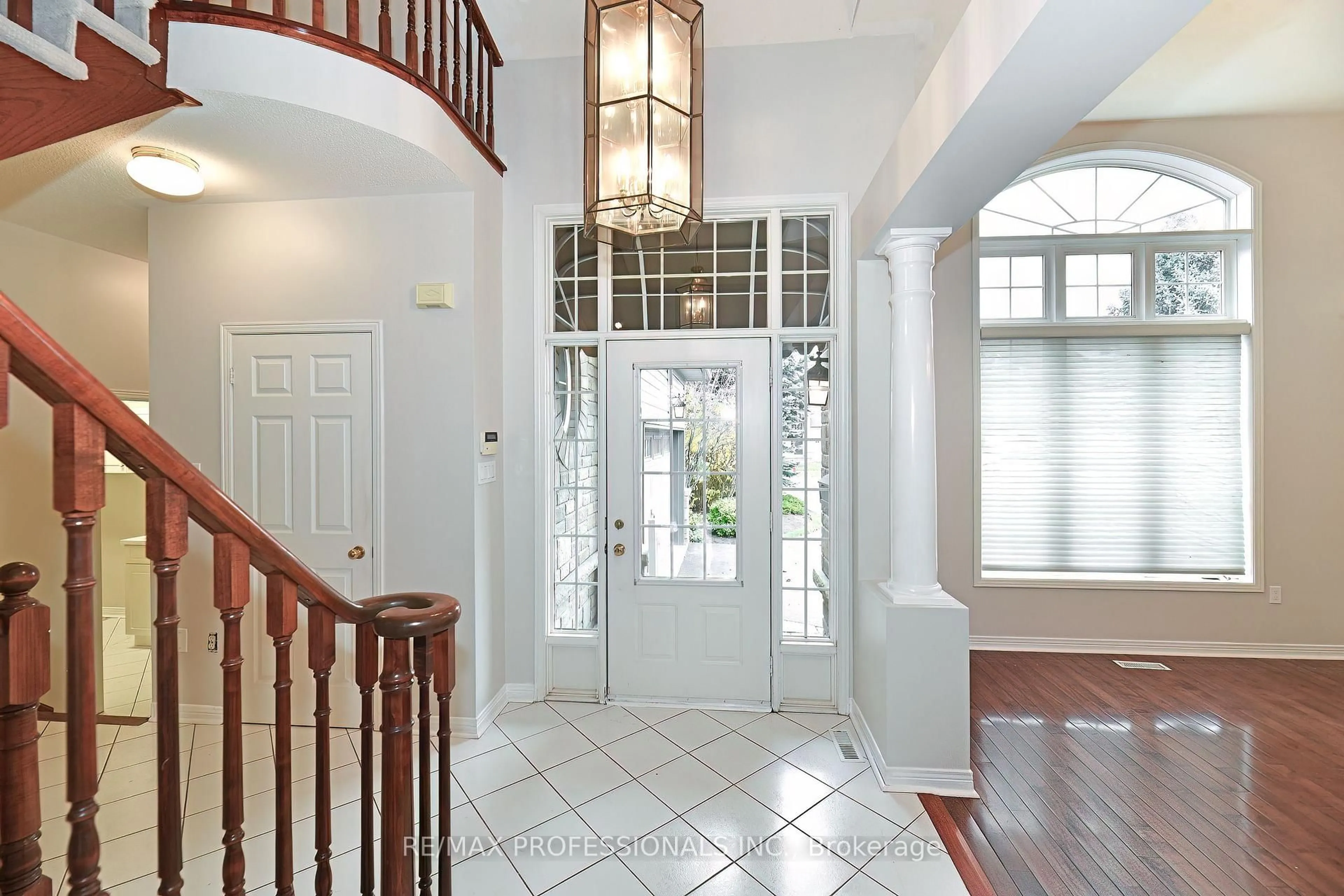 Indoor entryway for 2228 Turnberry Rd #5, Burlington Ontario L7M 4P9