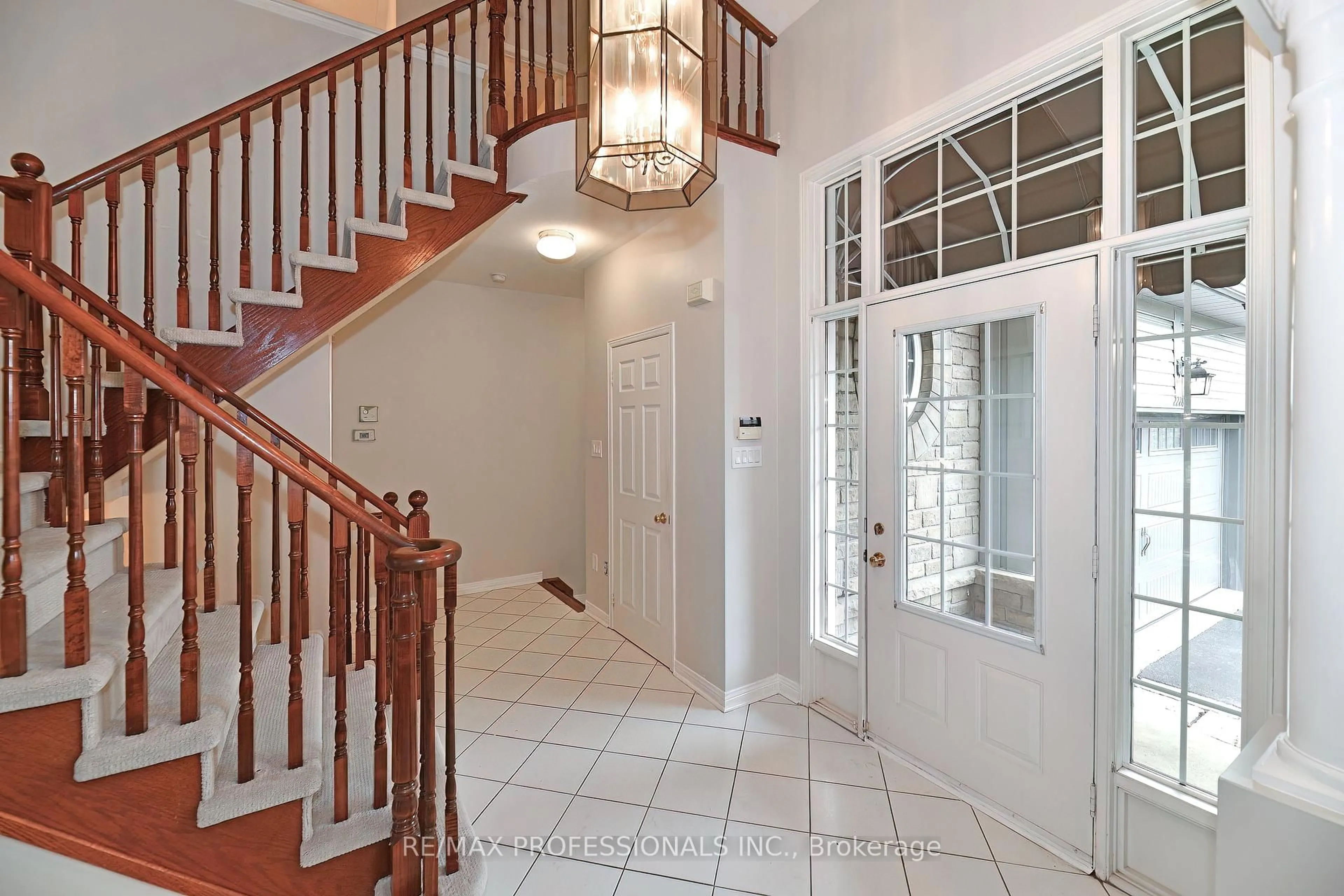 Indoor foyer for 2228 Turnberry Rd #5, Burlington Ontario L7M 4P9