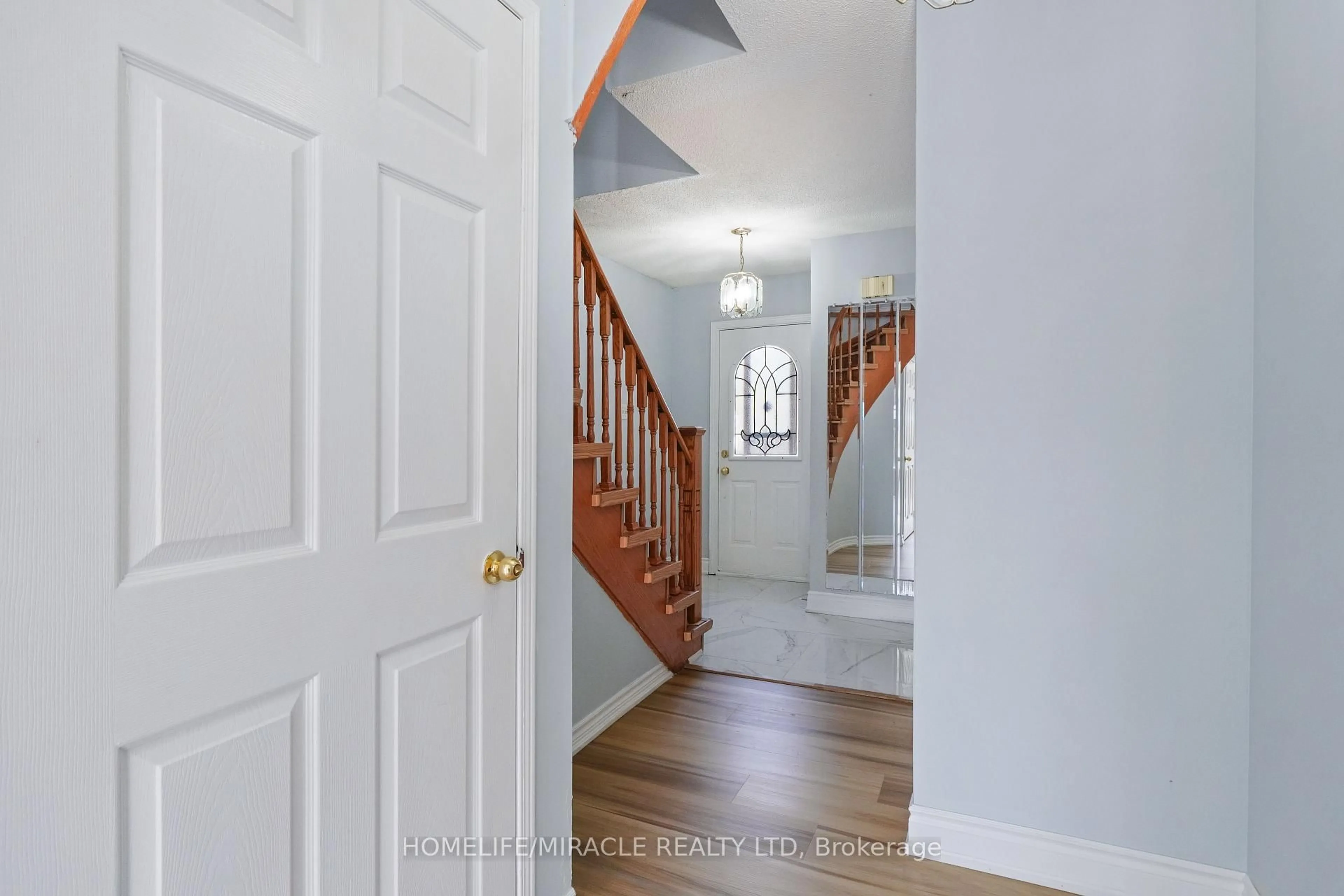 Indoor entryway for 27 Deerpark Cres, Brampton Ontario L6X 2T6