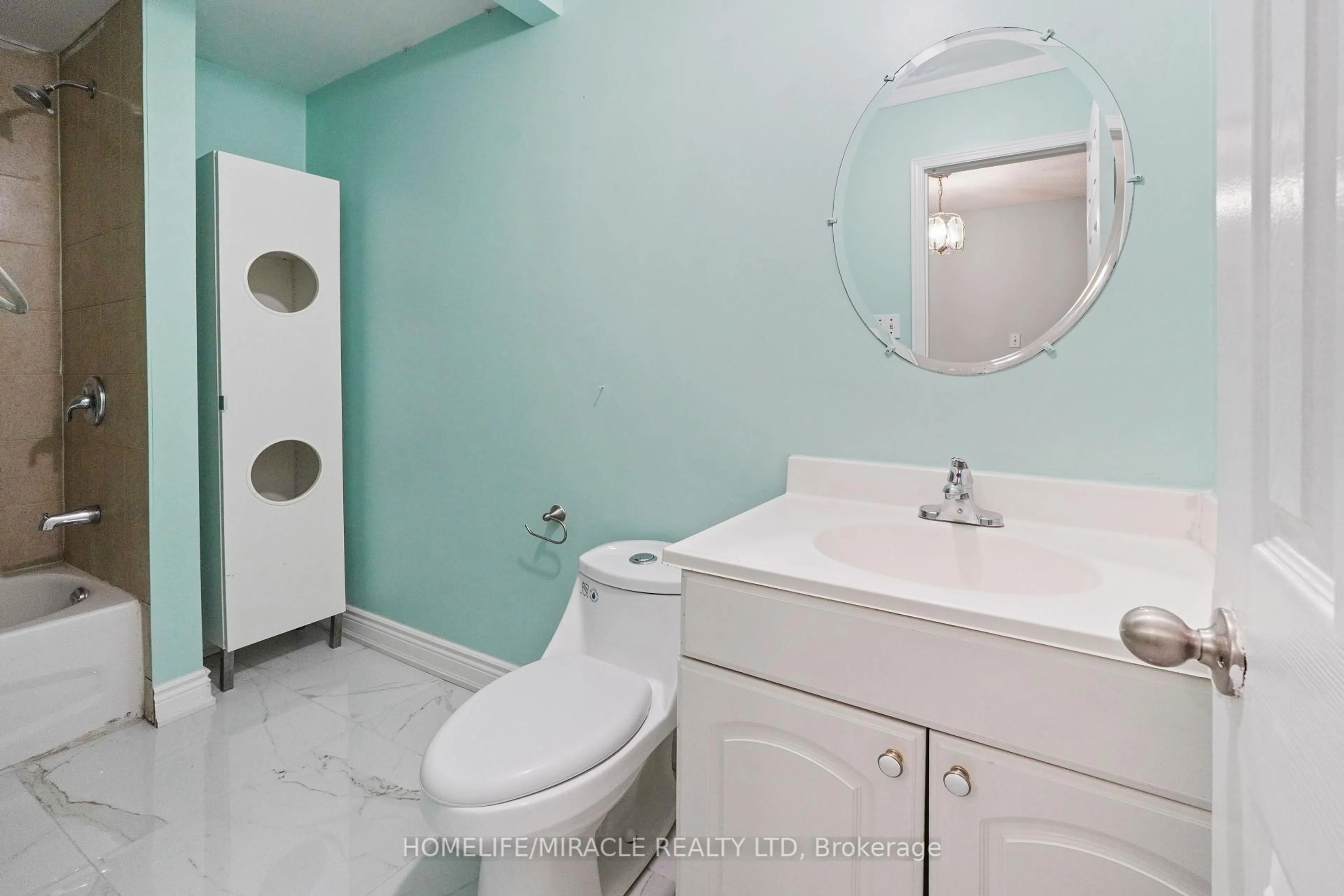 Standard bathroom, ceramic/tile floor for 27 Deerpark Cres, Brampton Ontario L6X 2T6