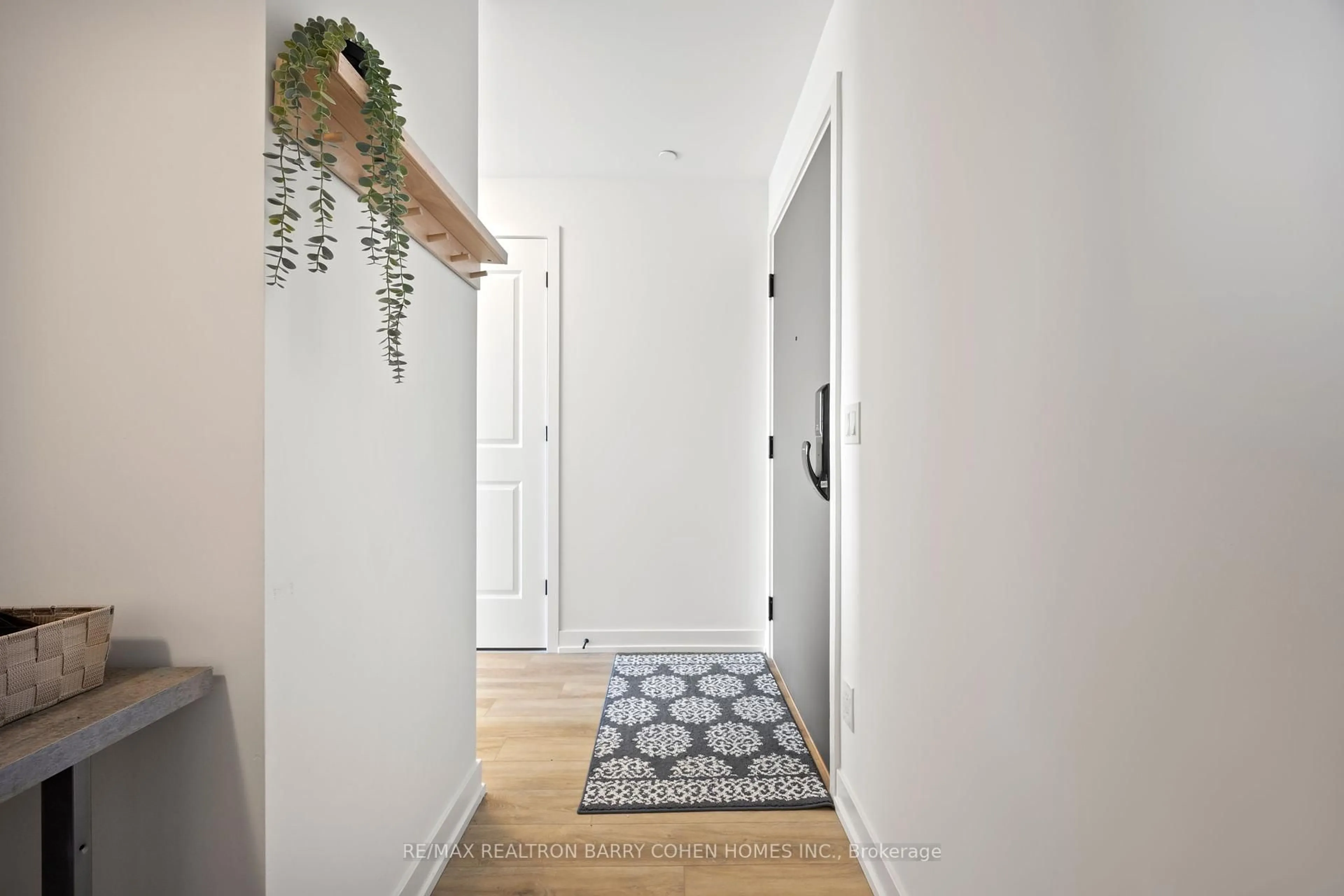 Indoor entryway for 335 Wheat Boom Dr #1006, Oakville Ontario L6H 7Y1