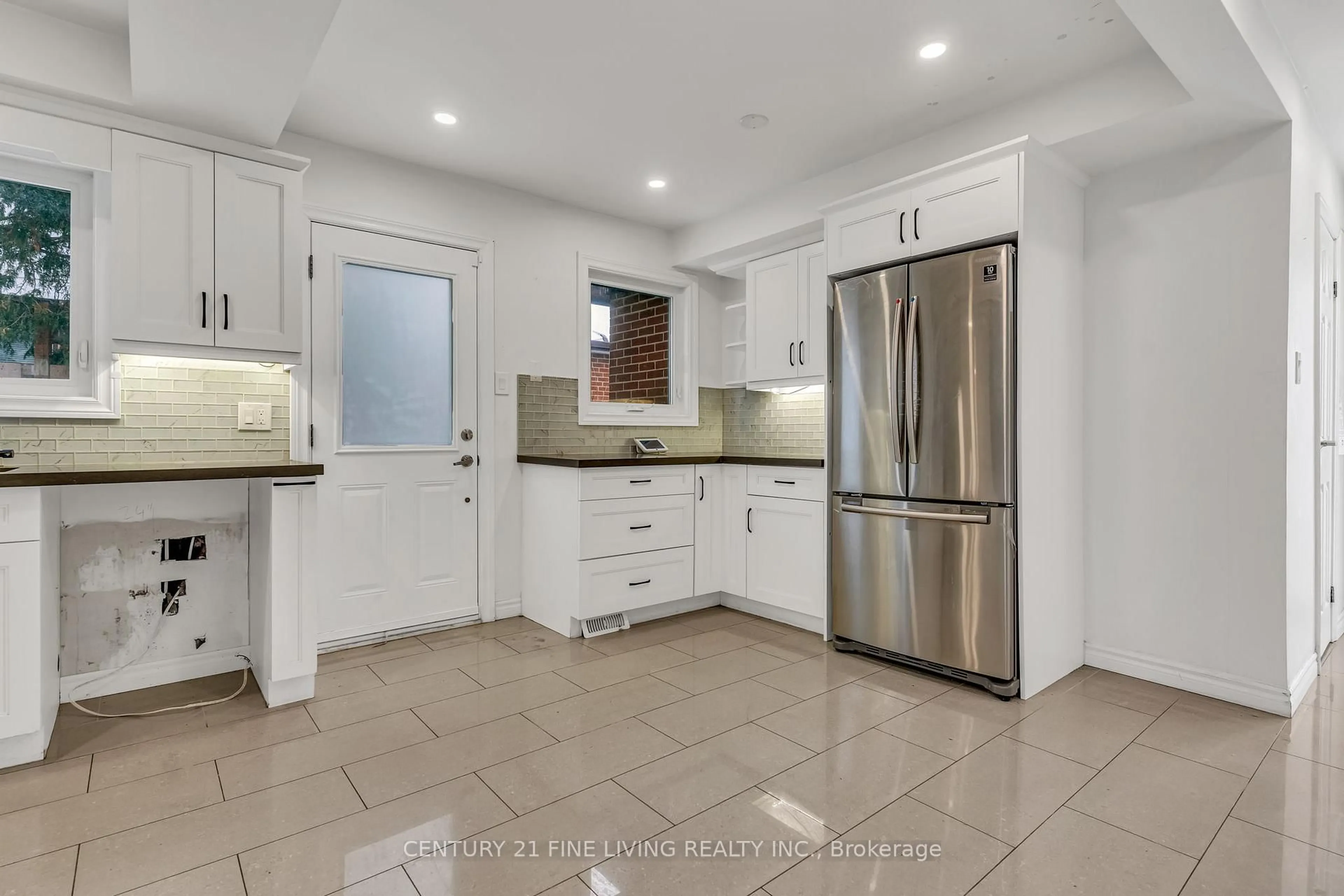 Open concept kitchen, ceramic/tile floor for 68 Radford Dr, Brampton Ontario L6V 2Y9