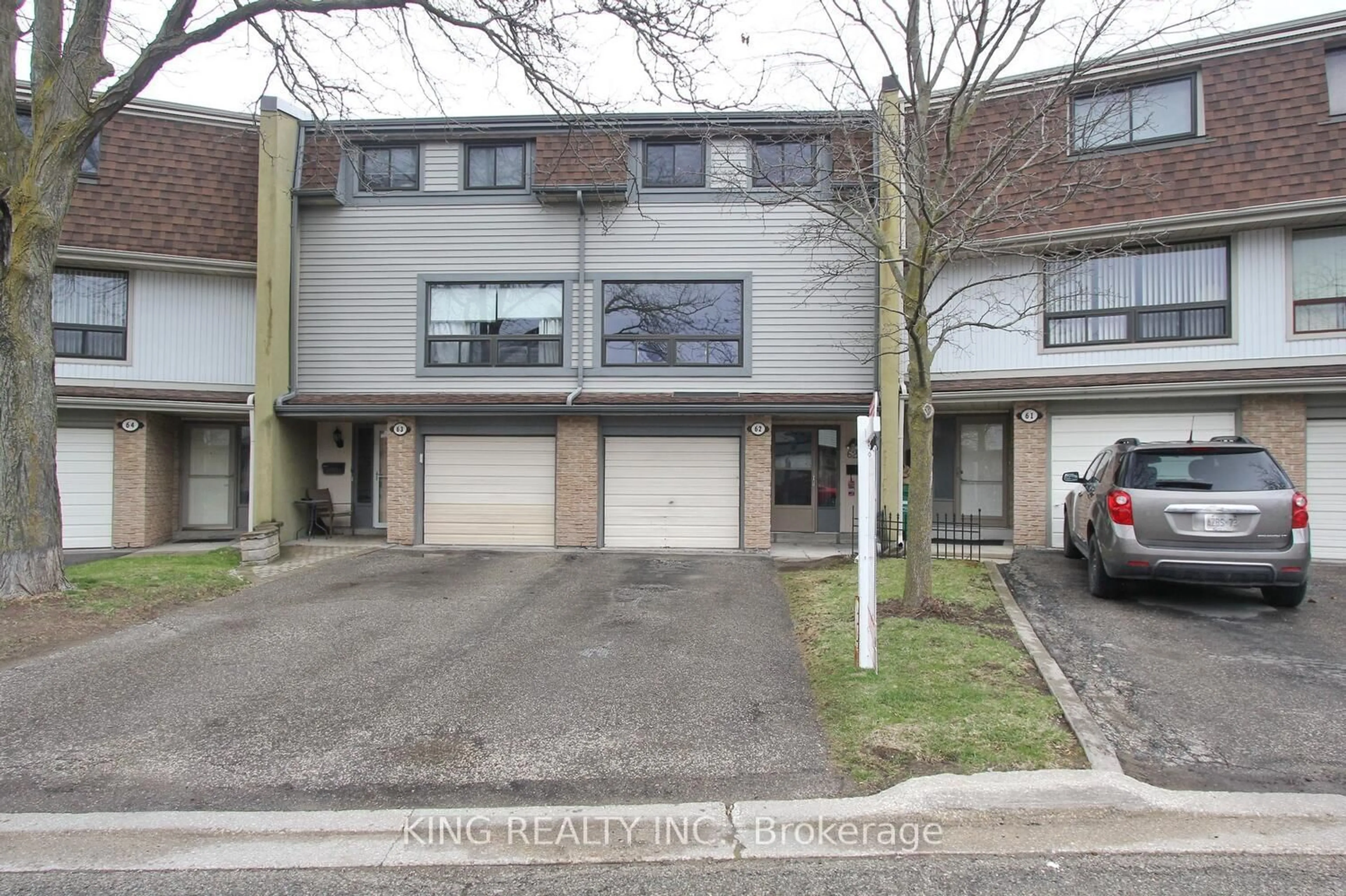A pic from outside/outdoor area/front of a property/back of a property/a pic from drone, street for 62 Ashton Cres #62, Brampton Ontario L6S 3J9