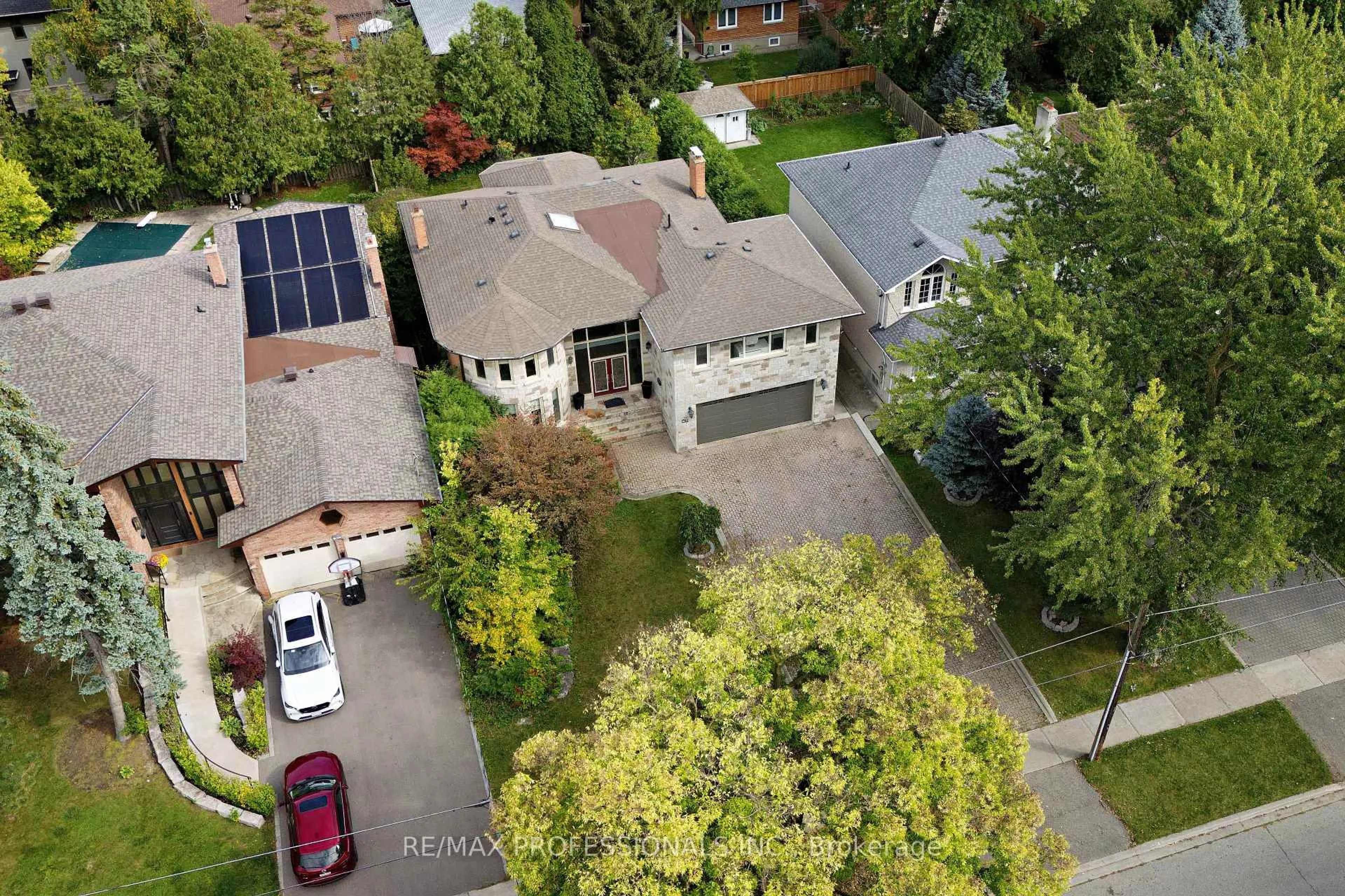 A pic from outside/outdoor area/front of a property/back of a property/a pic from drone, street for 47 Laurel Ave, Toronto Ontario M9B 4T1