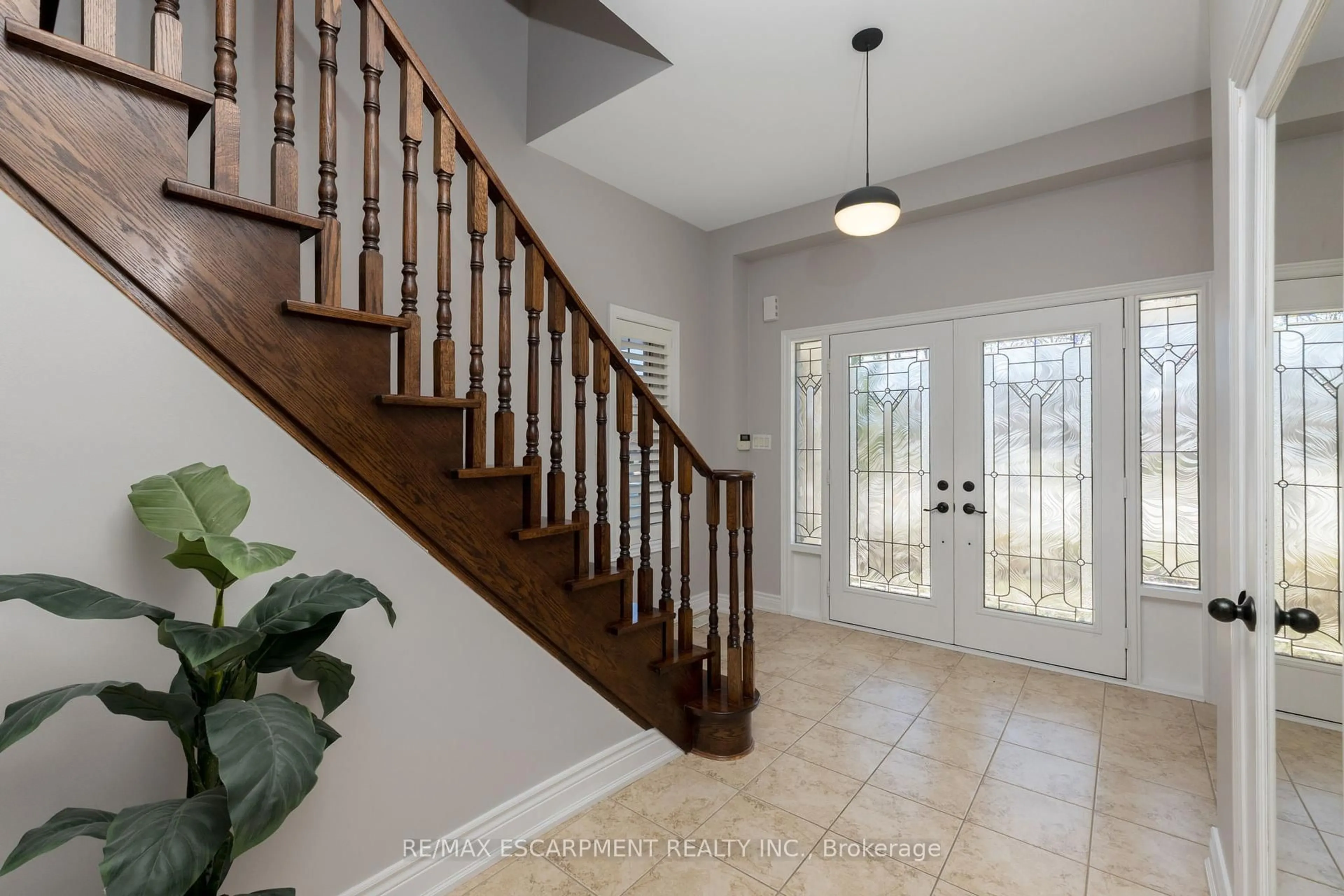 Indoor entryway for 148 Miller Dr, Halton Hills Ontario L7G 6N9