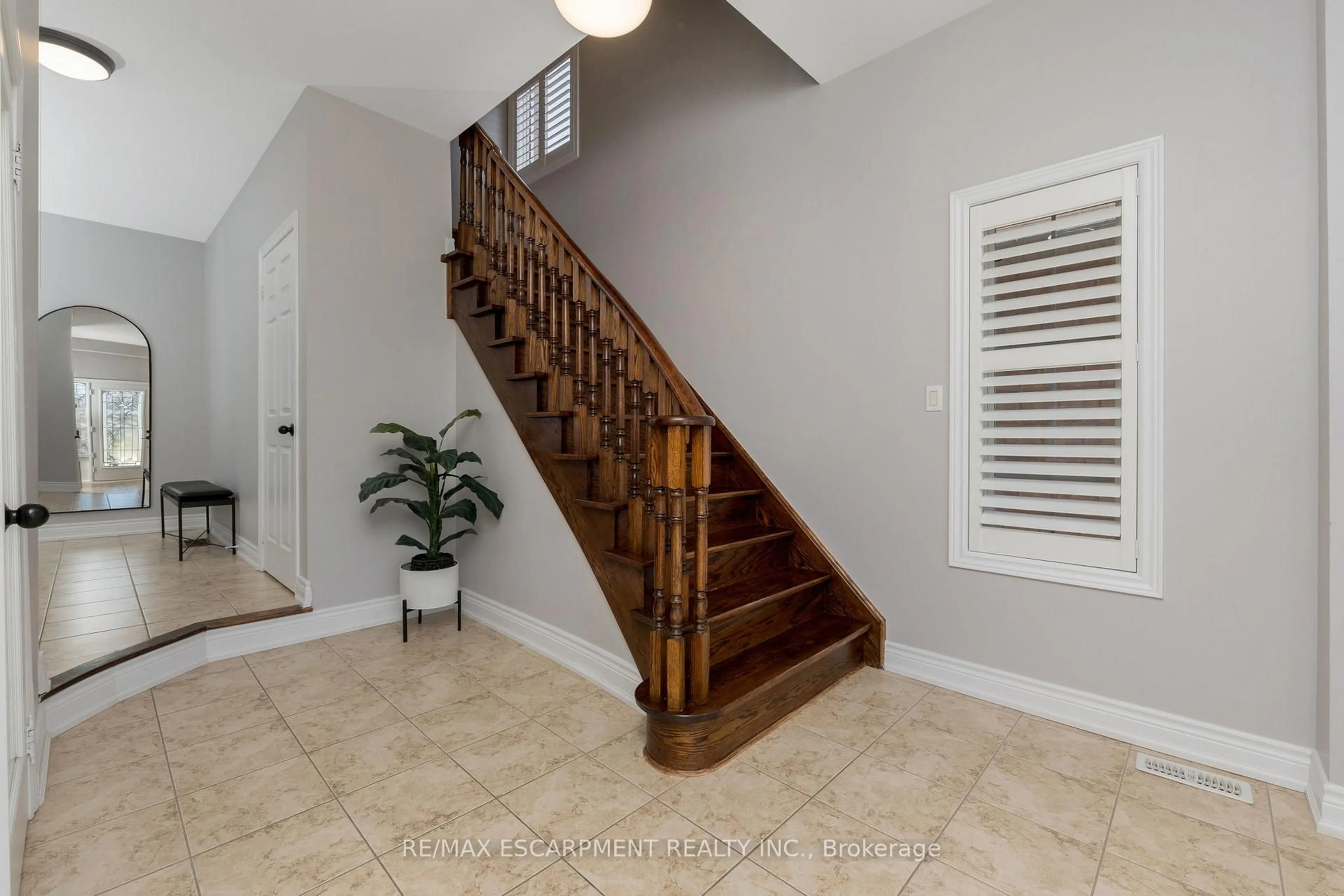 Indoor entryway for 148 Miller Dr, Halton Hills Ontario L7G 6N9
