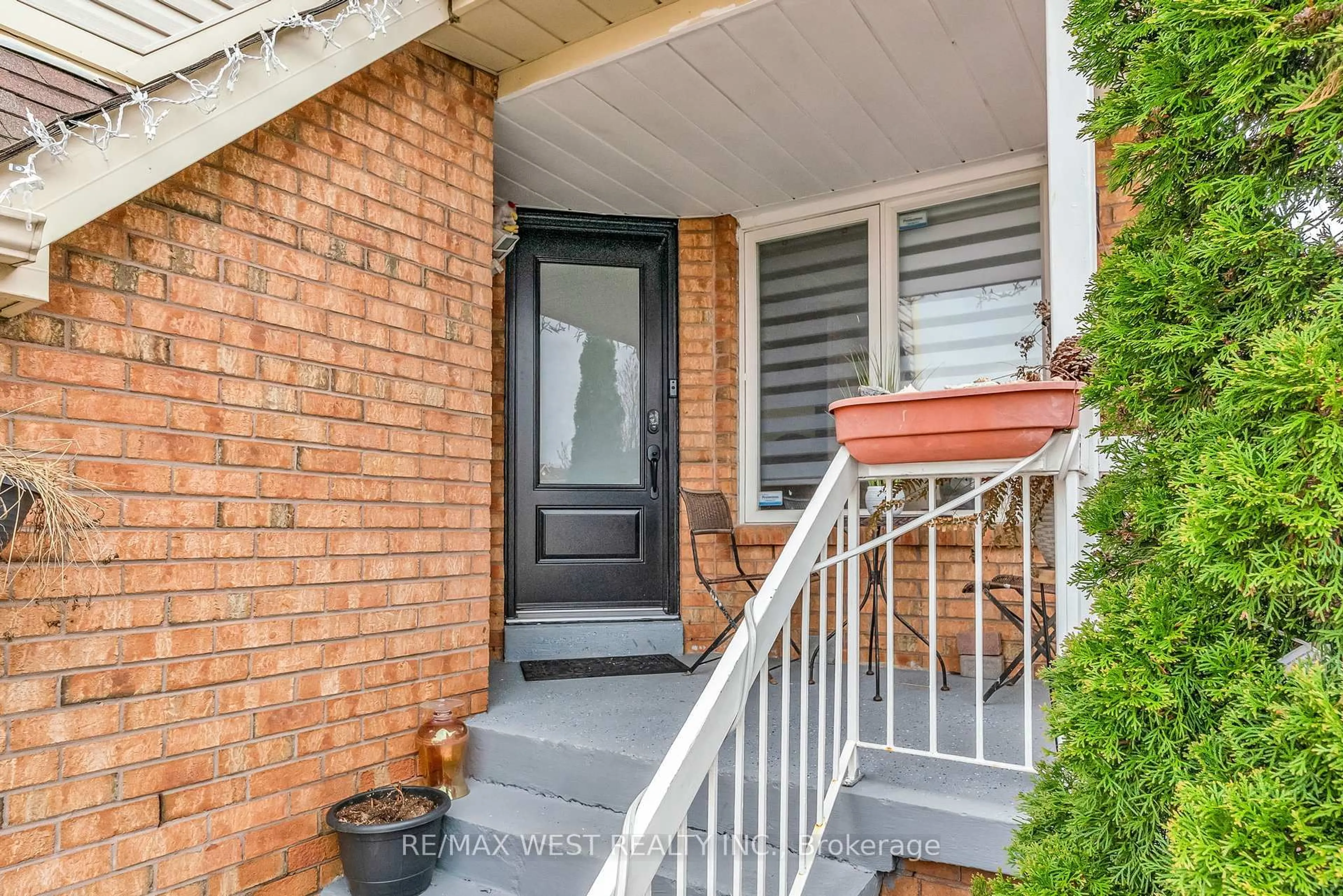 Indoor entryway for 89 Beaconsfield Ave, Brampton Ontario L6Y 4R6