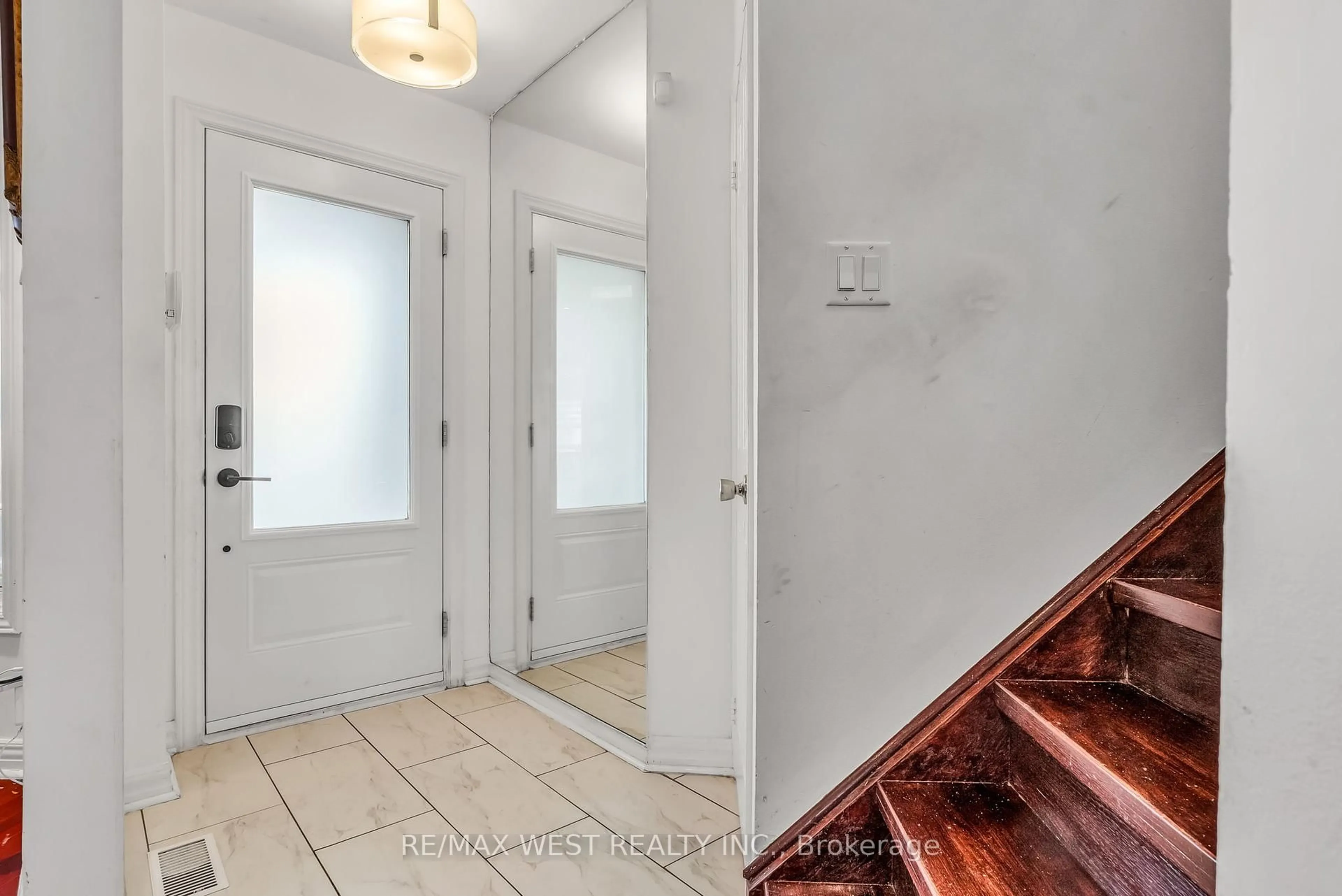Indoor entryway for 89 Beaconsfield Ave, Brampton Ontario L6Y 4R6