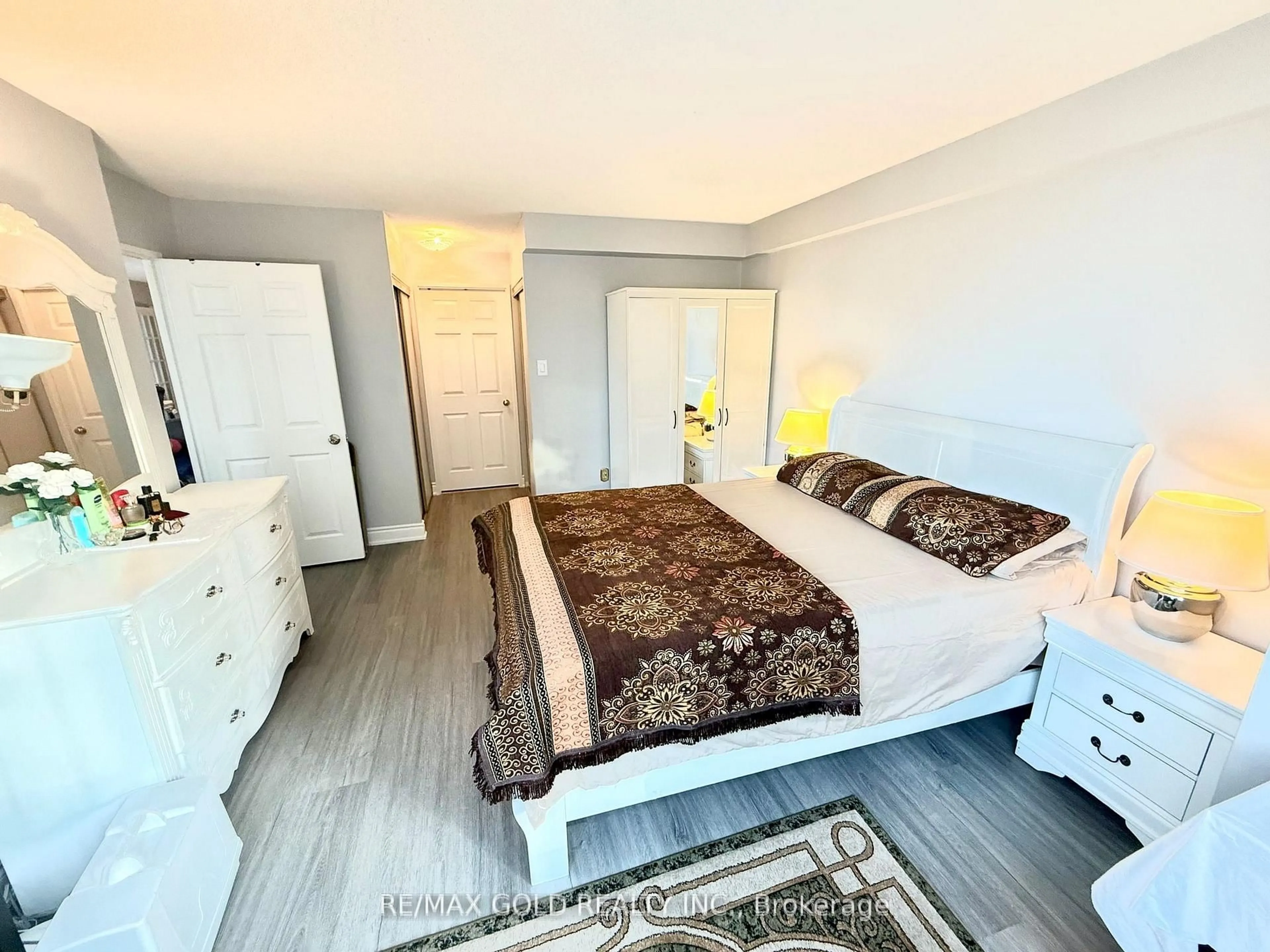 Bedroom with bed, unknown for 55 Elm Dr #805, Mississauga Ontario L5B 3Z3