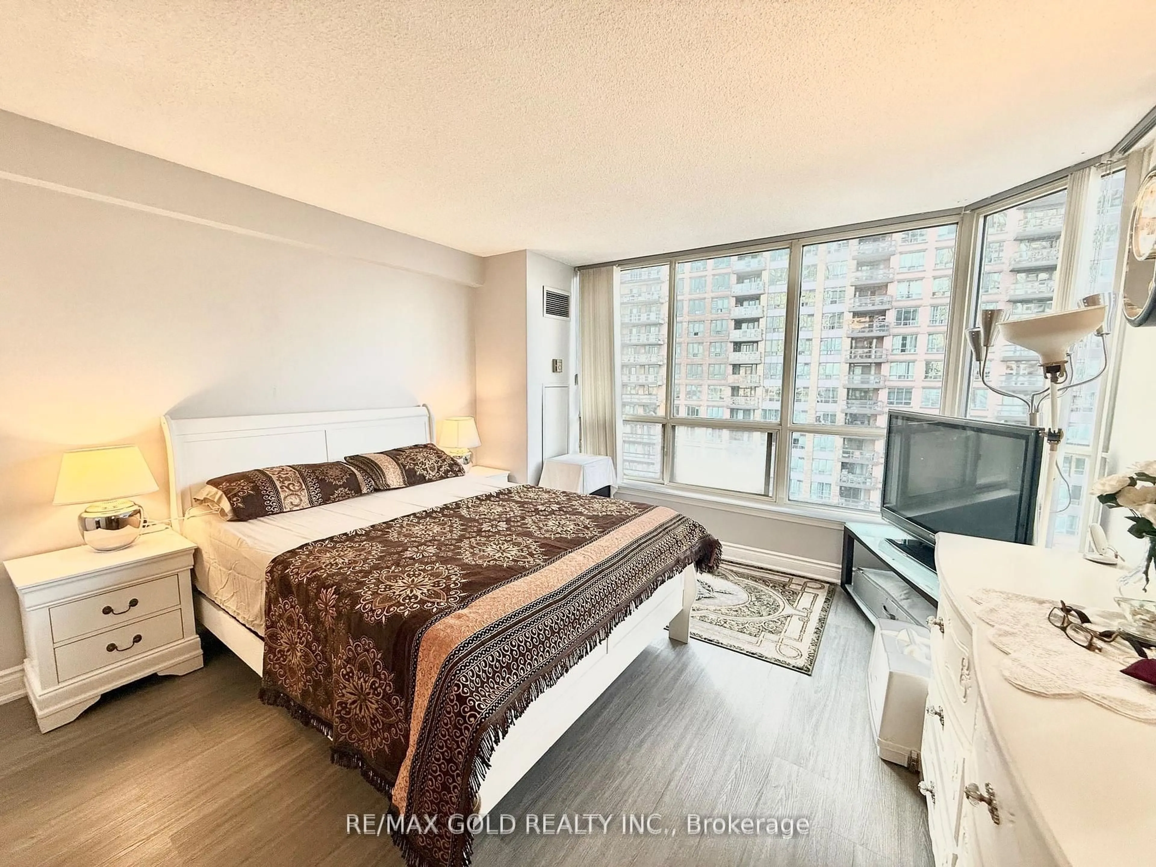 Bedroom with bed, unknown for 55 Elm Dr #805, Mississauga Ontario L5B 3Z3