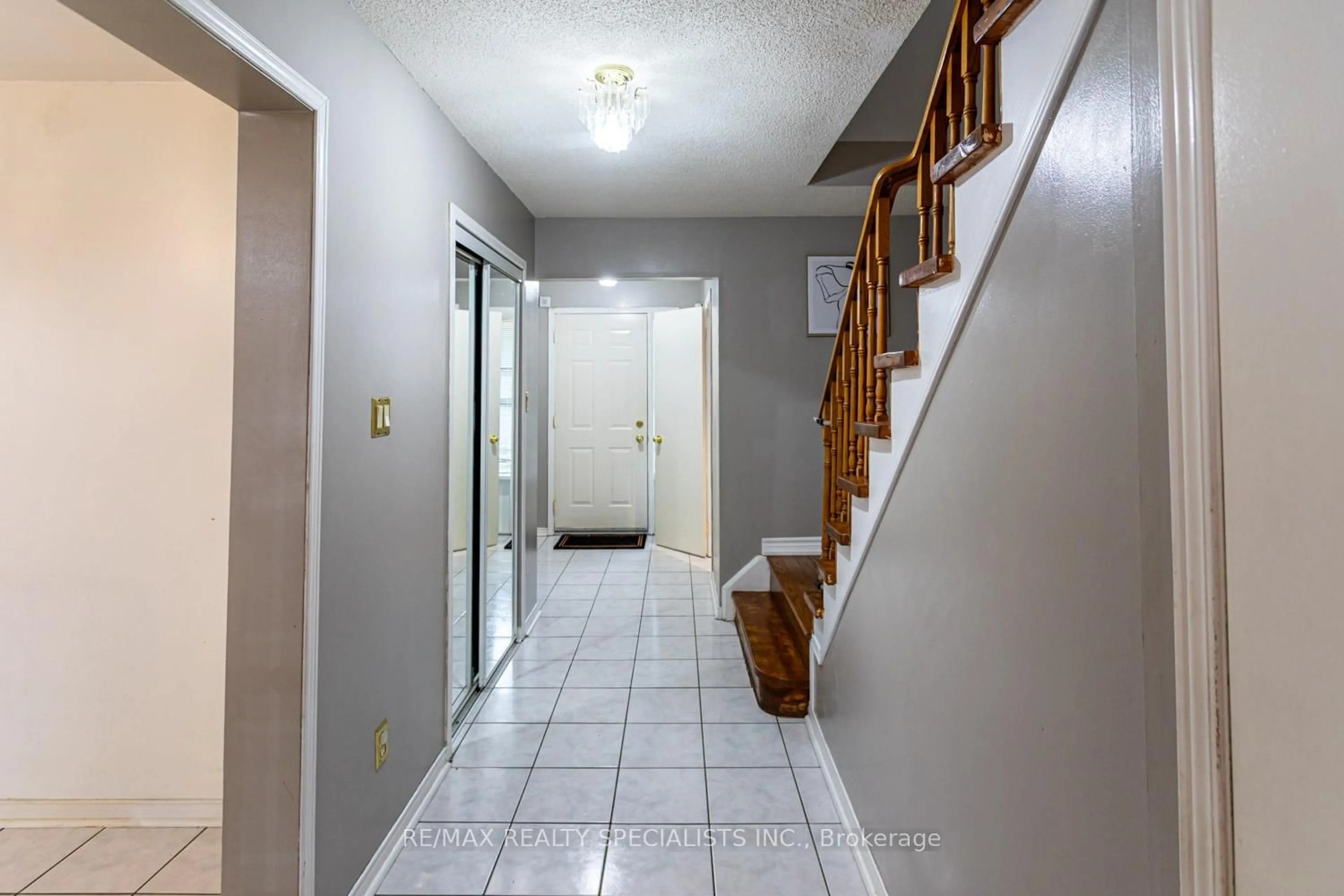 Indoor foyer for 128 TOBA Cres, Brampton Ontario L6Z 4R9