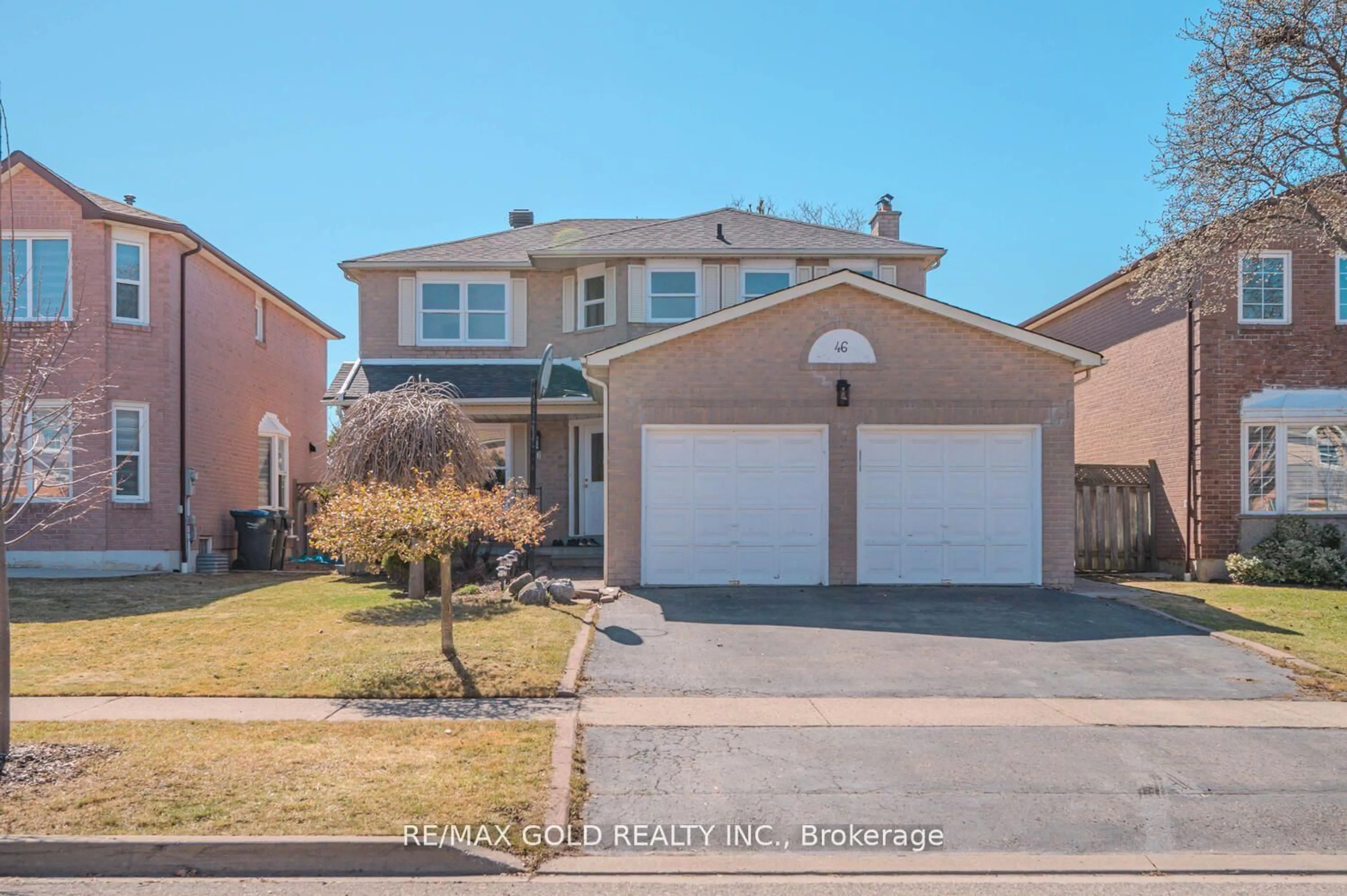 A pic from outside/outdoor area/front of a property/back of a property/a pic from drone, street for 46 Plover Pl, Brampton Ontario L6W 4C4