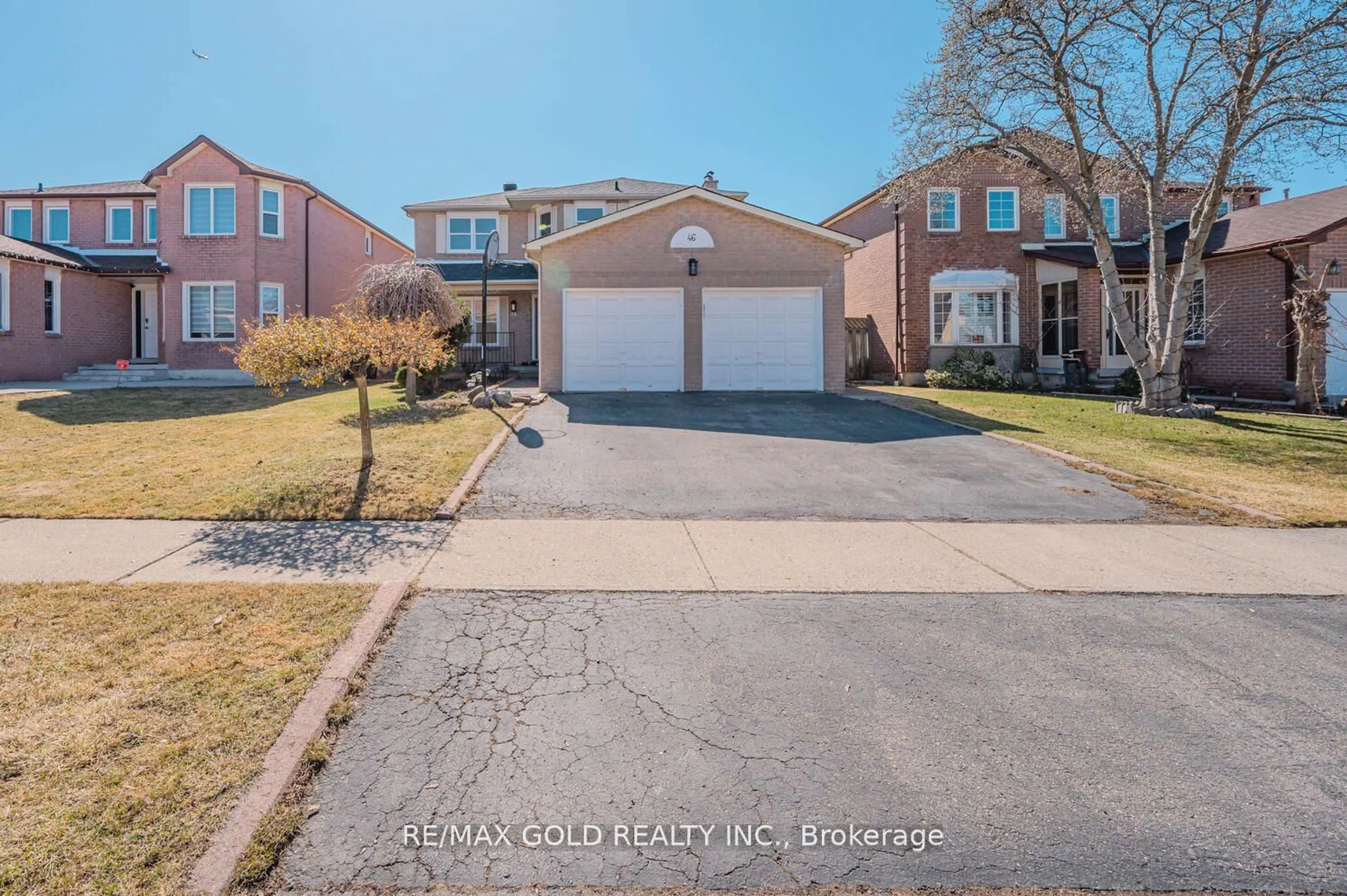 A pic from outside/outdoor area/front of a property/back of a property/a pic from drone, street for 46 Plover Pl, Brampton Ontario L6W 4C4