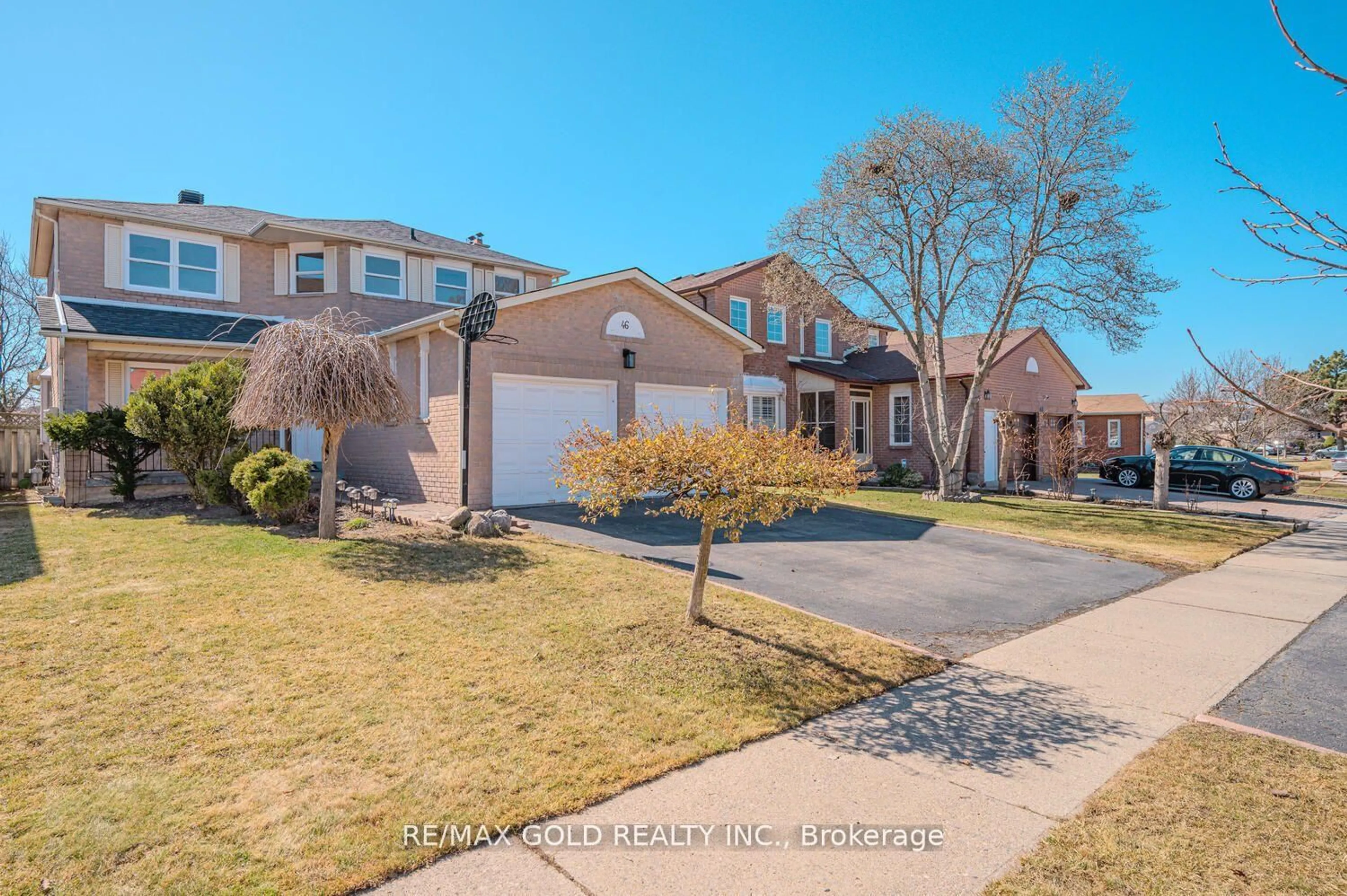 A pic from outside/outdoor area/front of a property/back of a property/a pic from drone, street for 46 Plover Pl, Brampton Ontario L6W 4C4