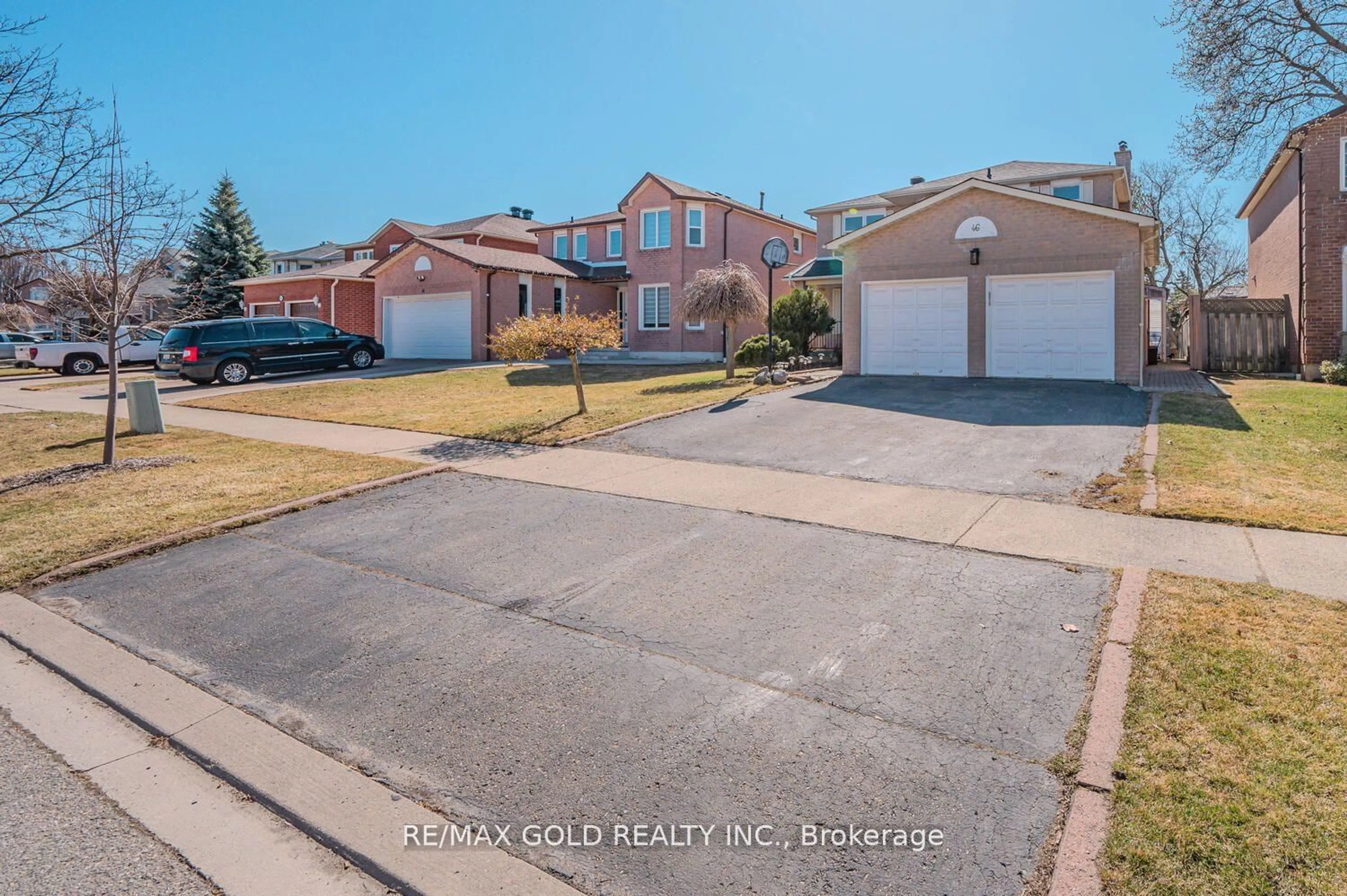 A pic from outside/outdoor area/front of a property/back of a property/a pic from drone, street for 46 Plover Pl, Brampton Ontario L6W 4C4