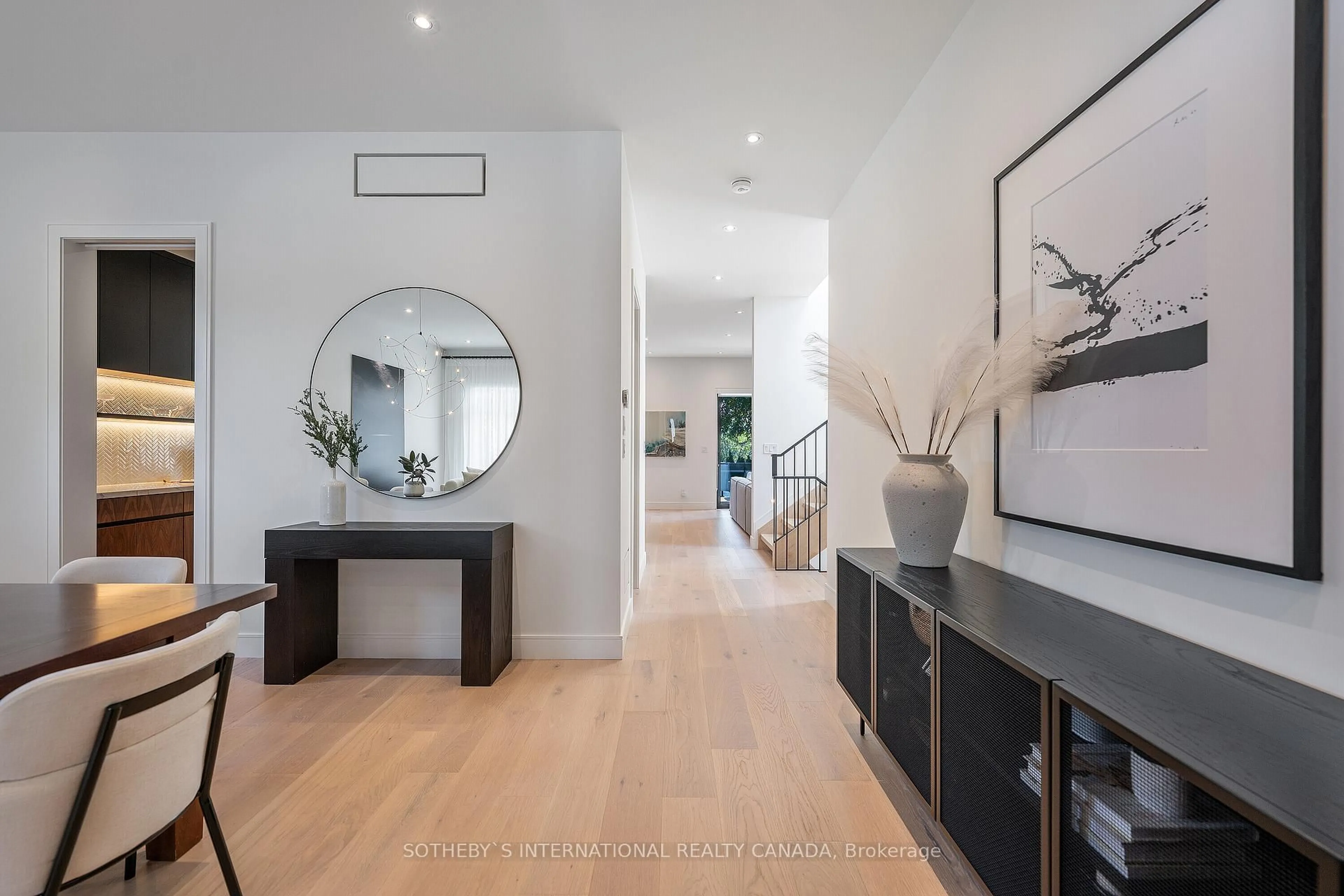 Indoor entryway for 83 Guthrie Ave, Toronto Ontario M8Y 3L3