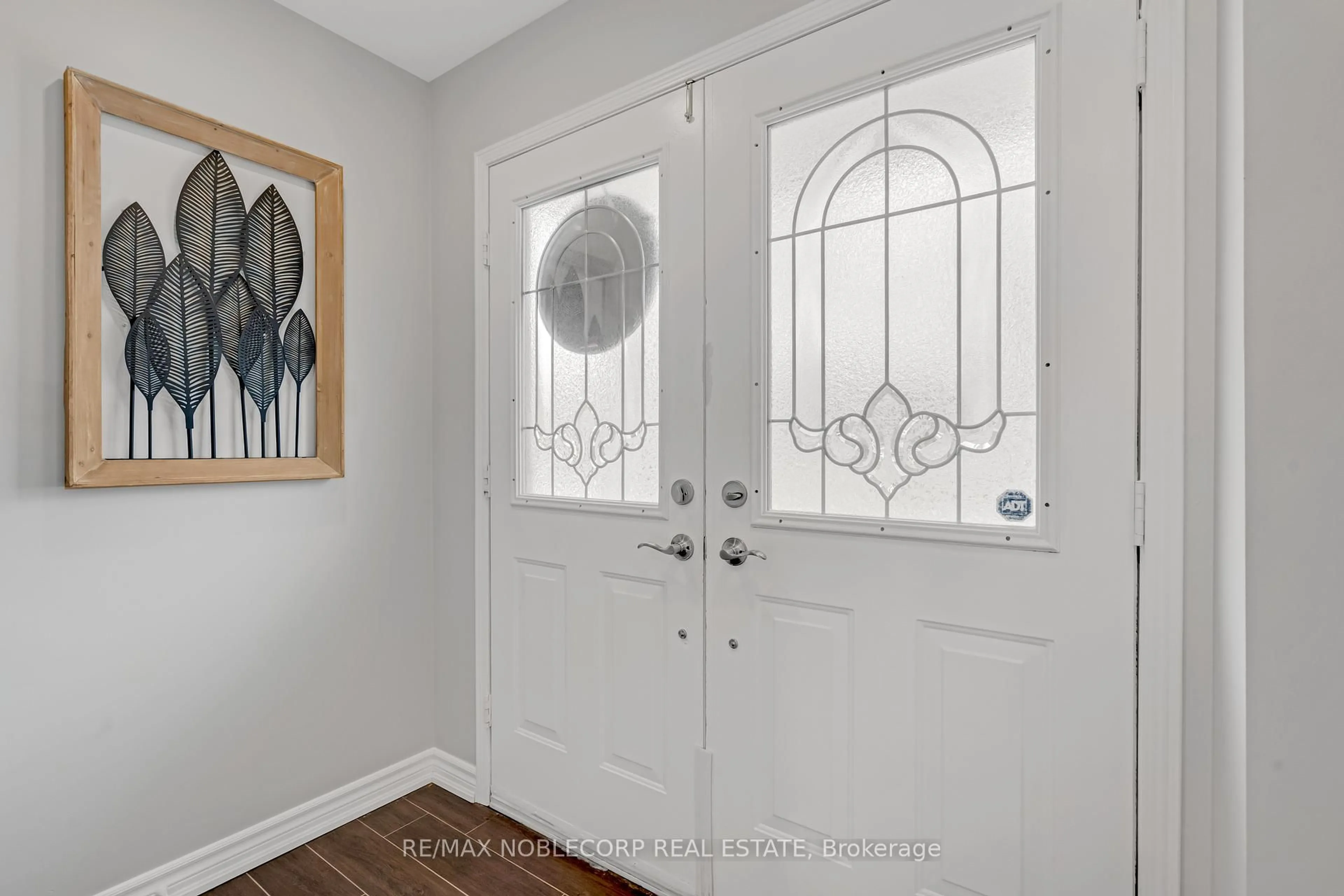 Indoor entryway for 94 Dominion Gardens Dr, Halton Hills Ontario L7G 6B4