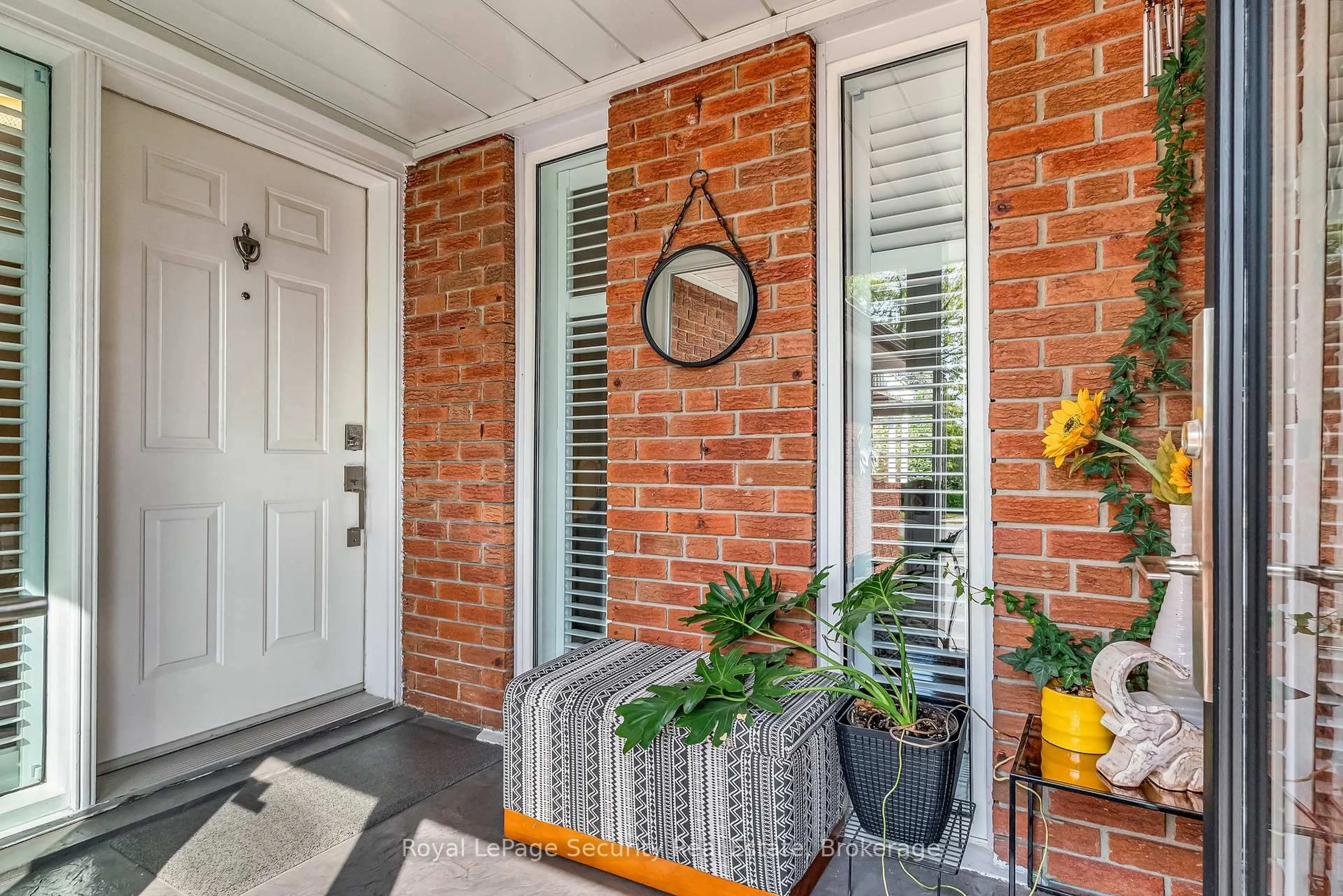 Indoor entryway for 771 Eversley Dr, Mississauga Ontario L5A 2E2