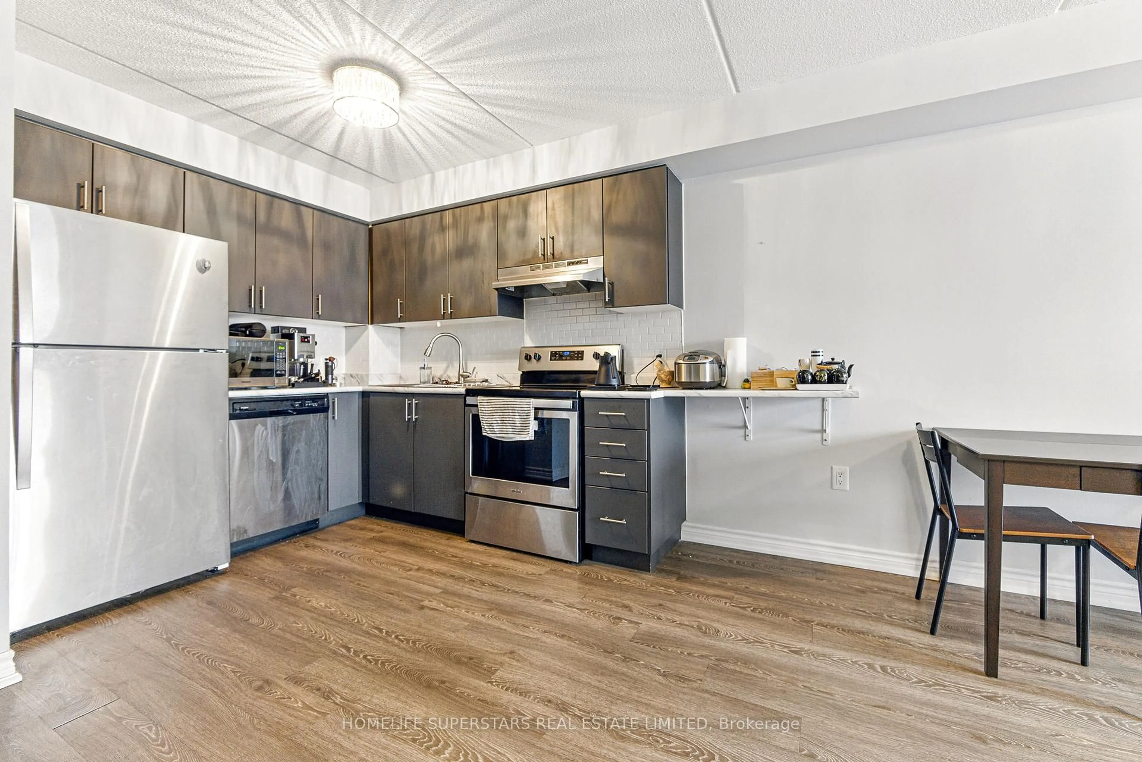 Open concept kitchen, wood/laminate floor for 716 Main St #1006, Milton Ontario L9T 0L9