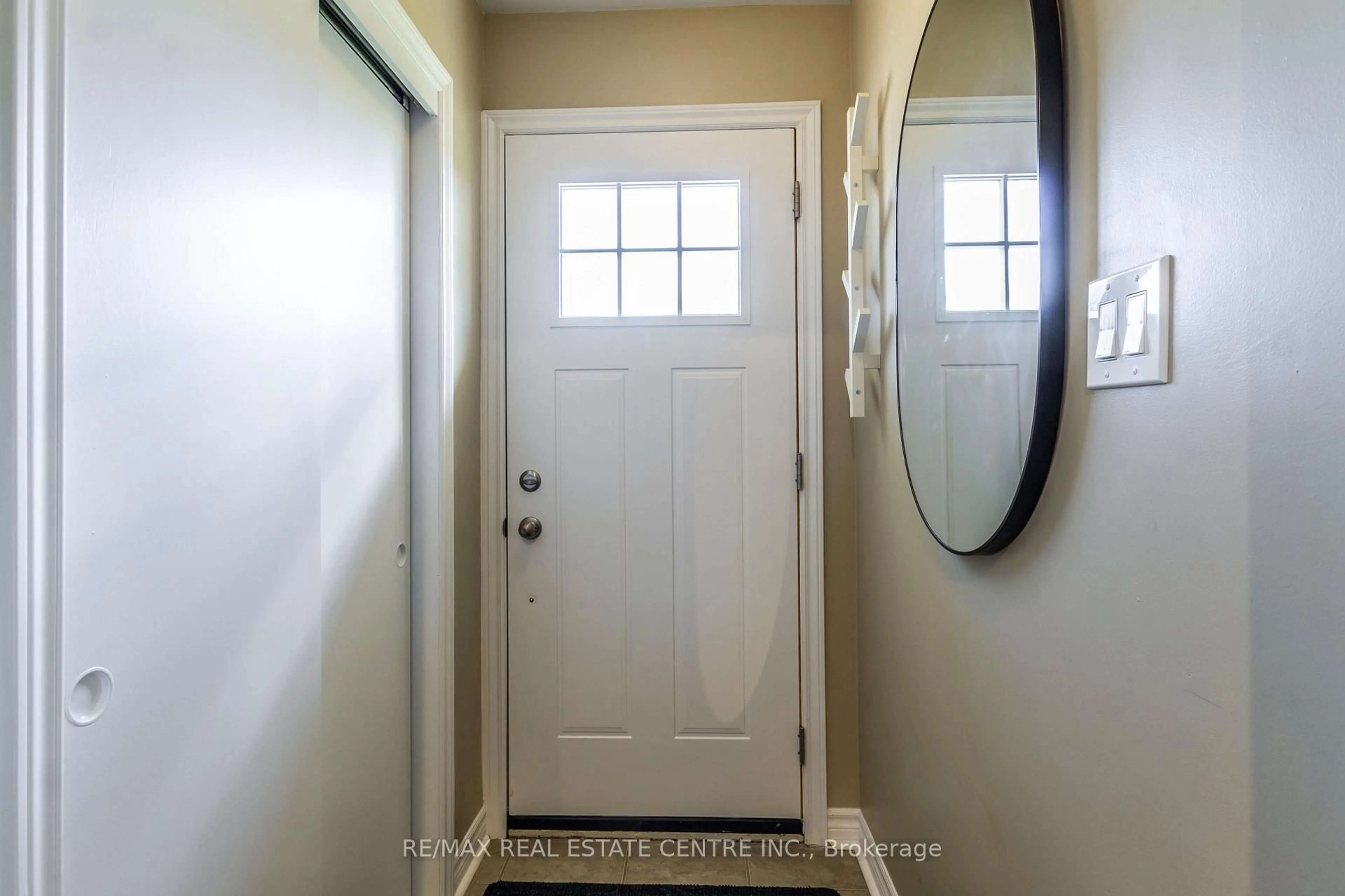 Indoor entryway for 105 Anne Blvd, Milton Ontario L9T 1A1