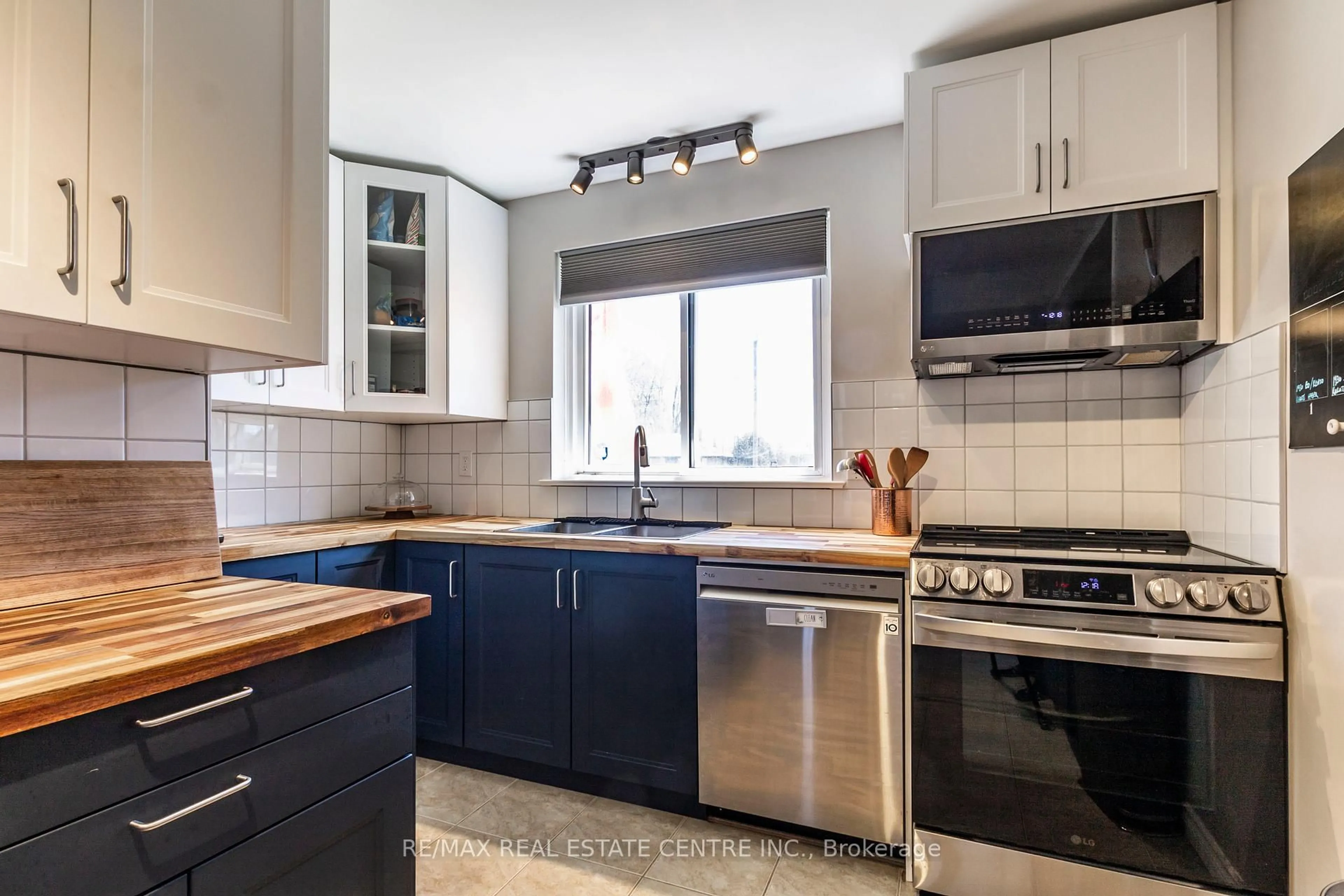Standard kitchen, ceramic/tile floor for 105 Anne Blvd, Milton Ontario L9T 1A1