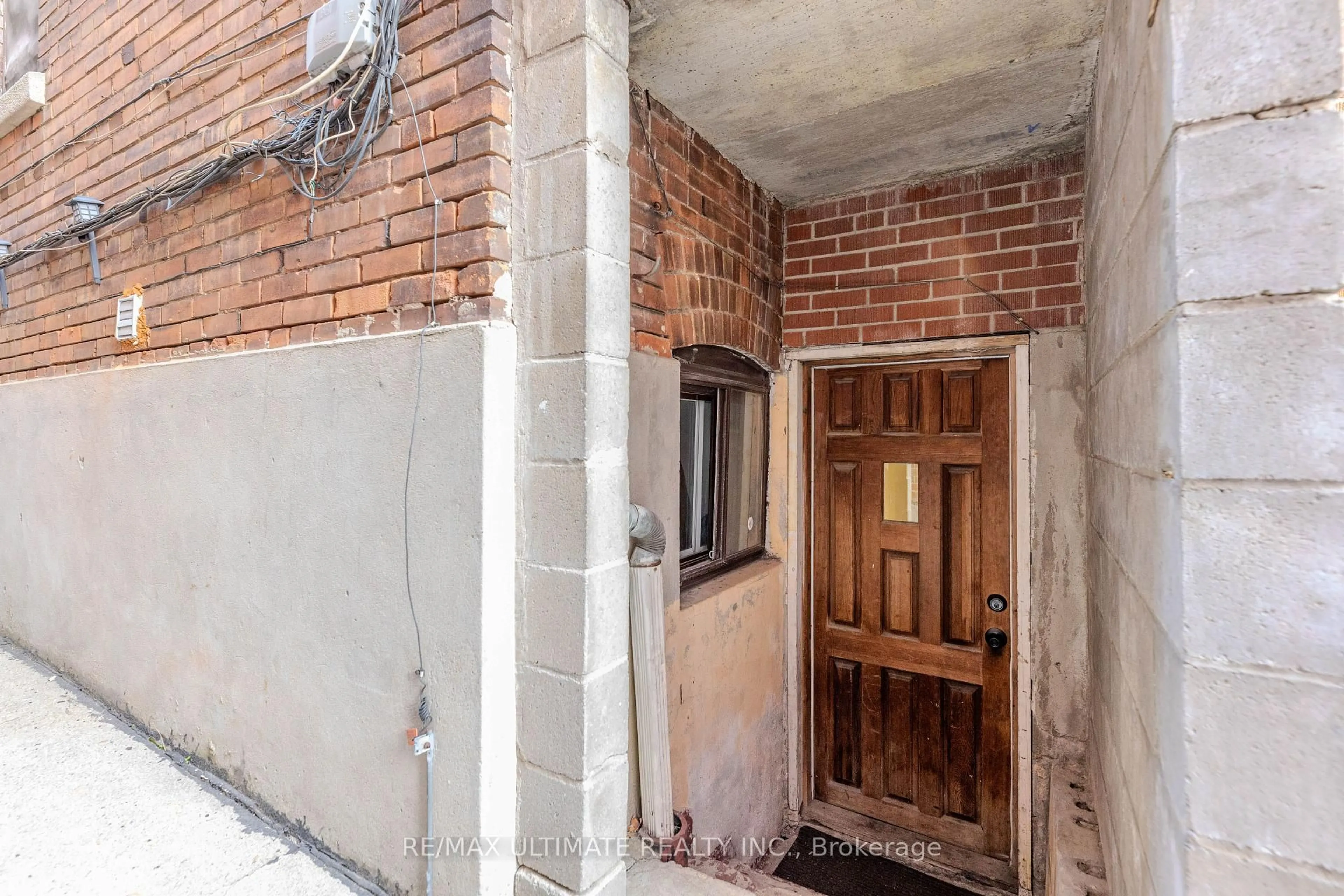 Indoor foyer for 1261 Davenport Rd, Toronto Ontario M6H 2H2