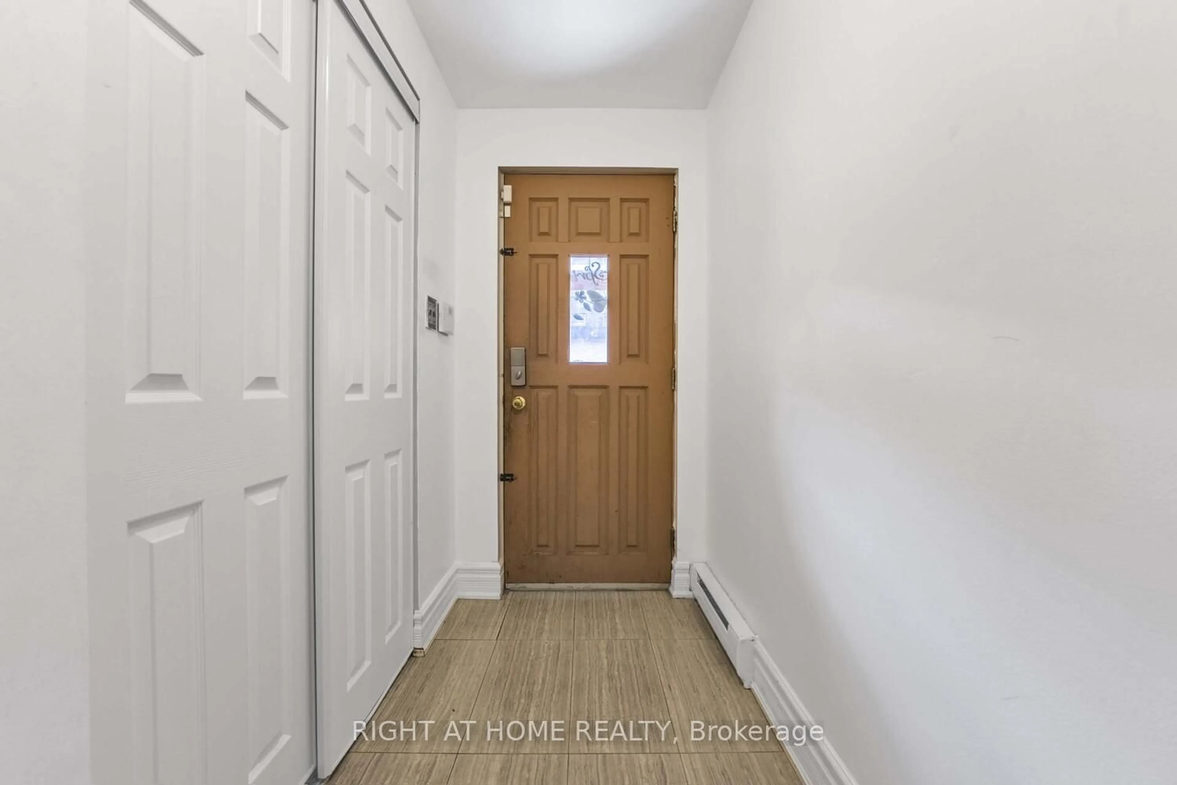 Indoor entryway for 35 Darras Crt, Brampton Ontario L6T 1W7