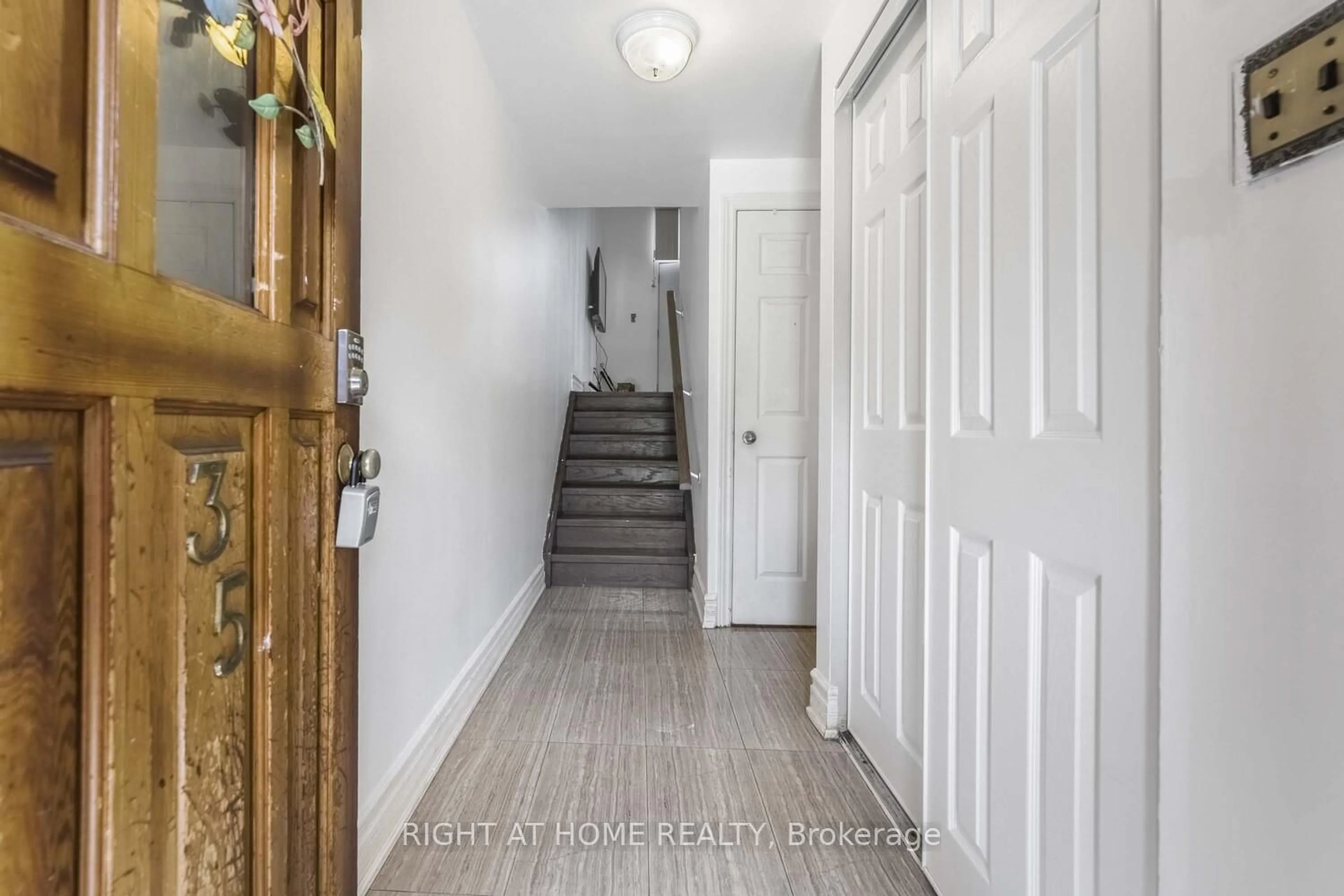 Indoor entryway for 35 Darras Crt, Brampton Ontario L6T 1W7
