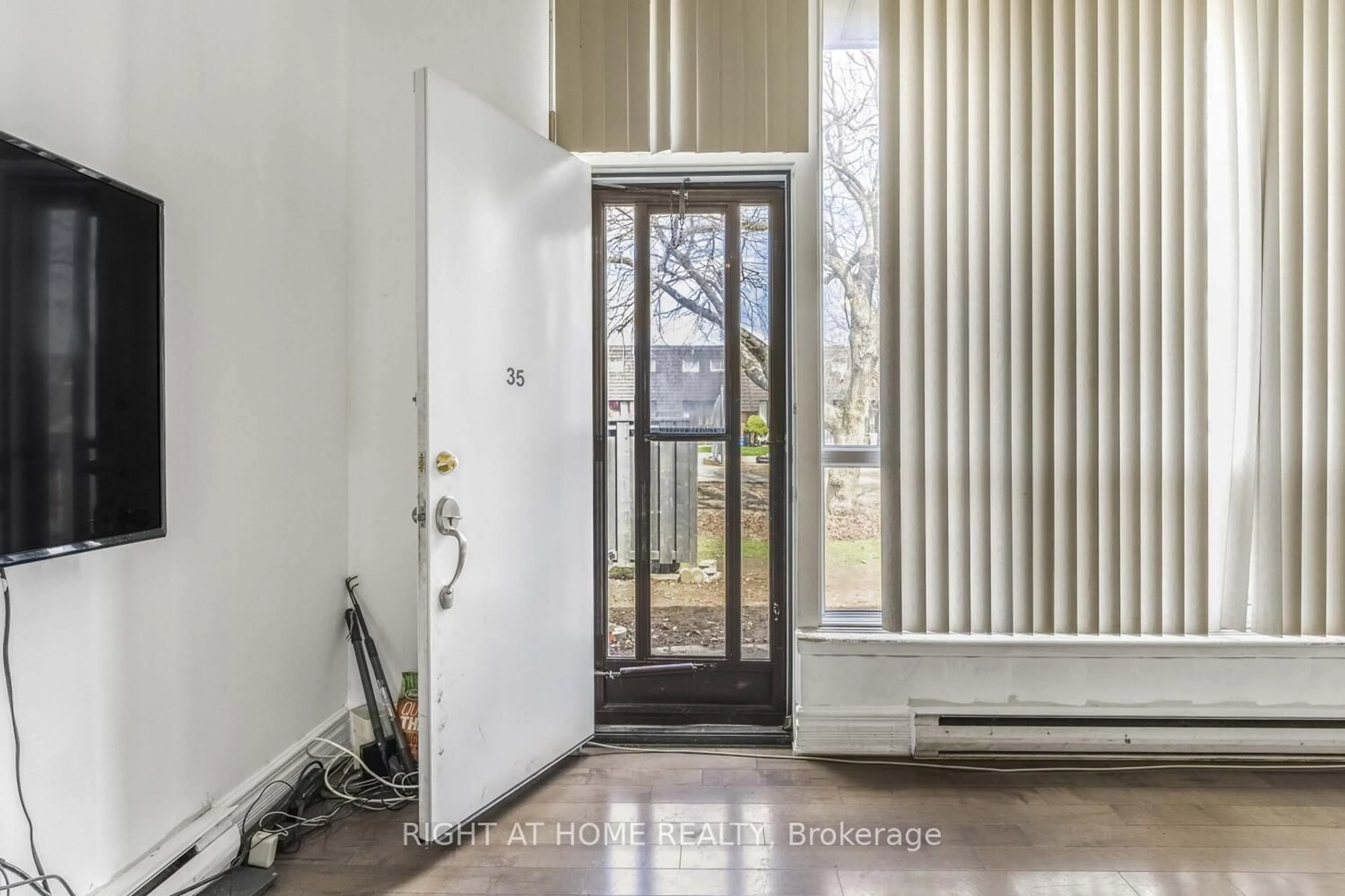 Indoor entryway for 35 Darras Crt, Brampton Ontario L6T 1W7