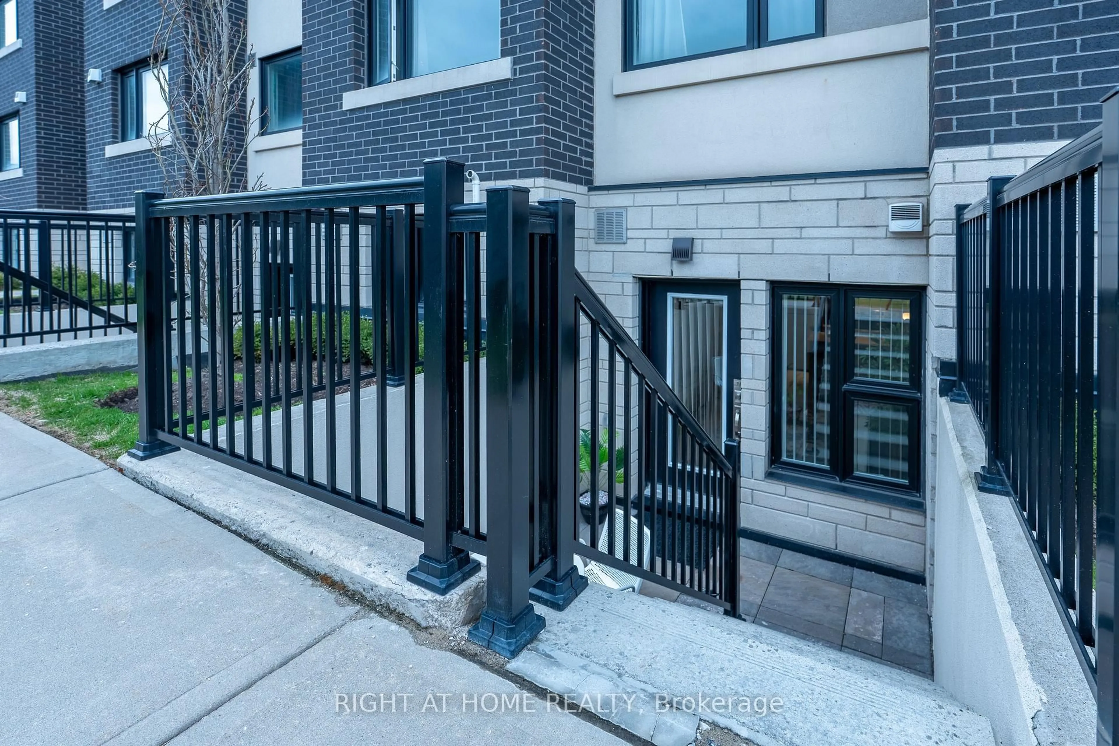 Indoor entryway for 1135 Cooke Blvd #118, Burlington Ontario L7T 4A8