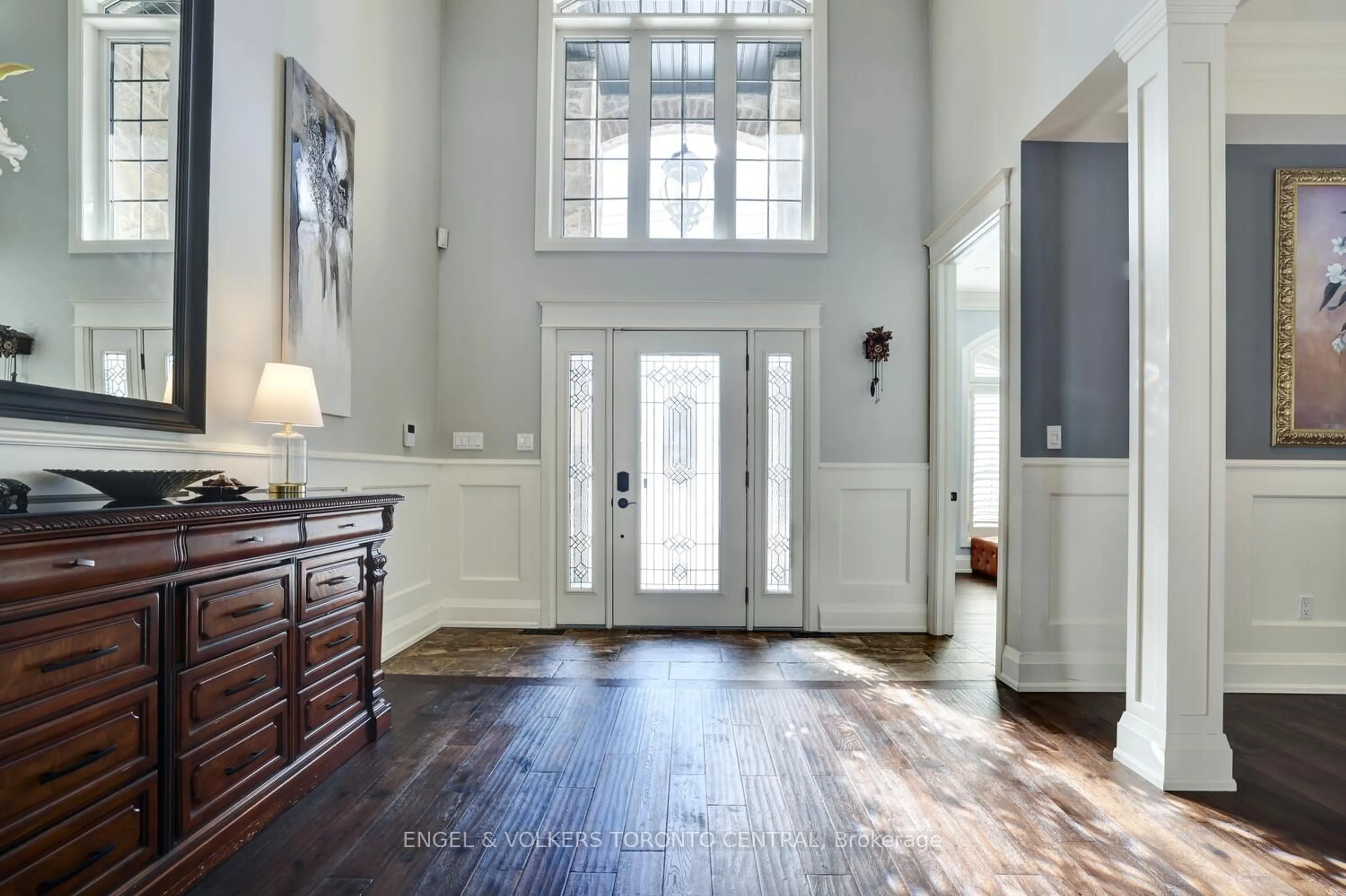 Indoor entryway for 319 Henderson Rd, Burlington Ontario L7L 2P6