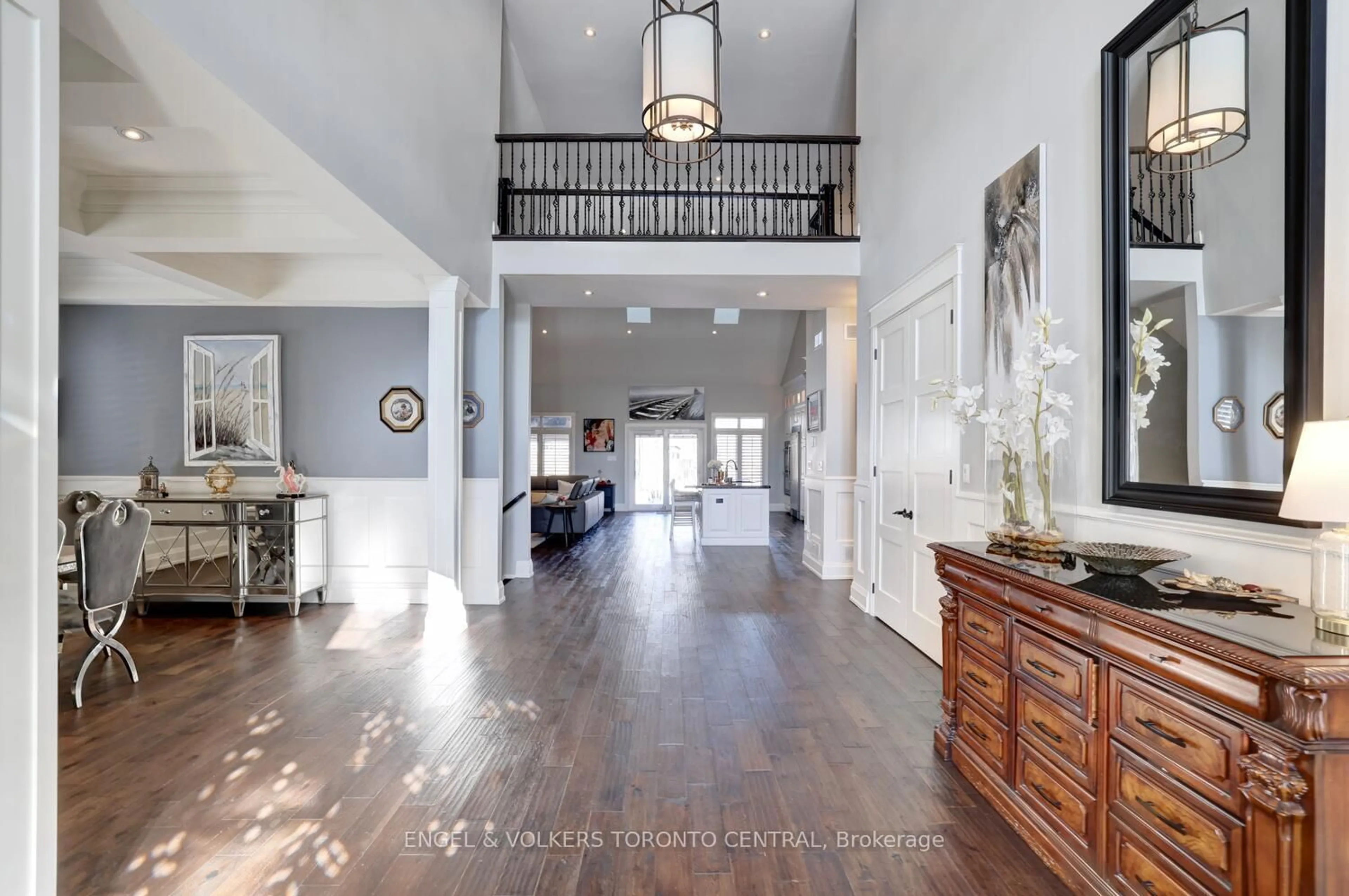 Indoor foyer for 319 Henderson Rd, Burlington Ontario L7L 2P6