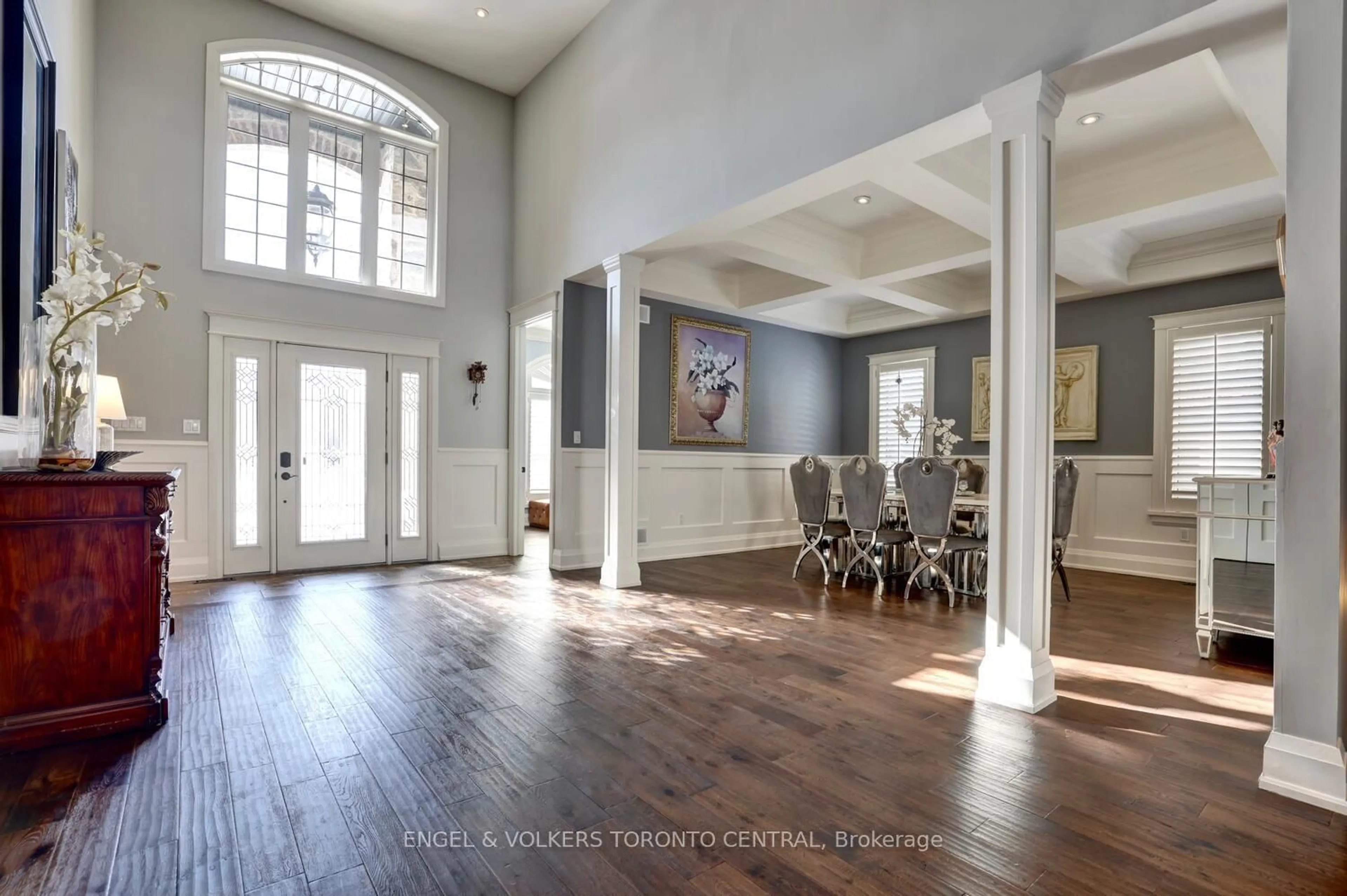 Indoor entryway for 319 Henderson Rd, Burlington Ontario L7L 2P6