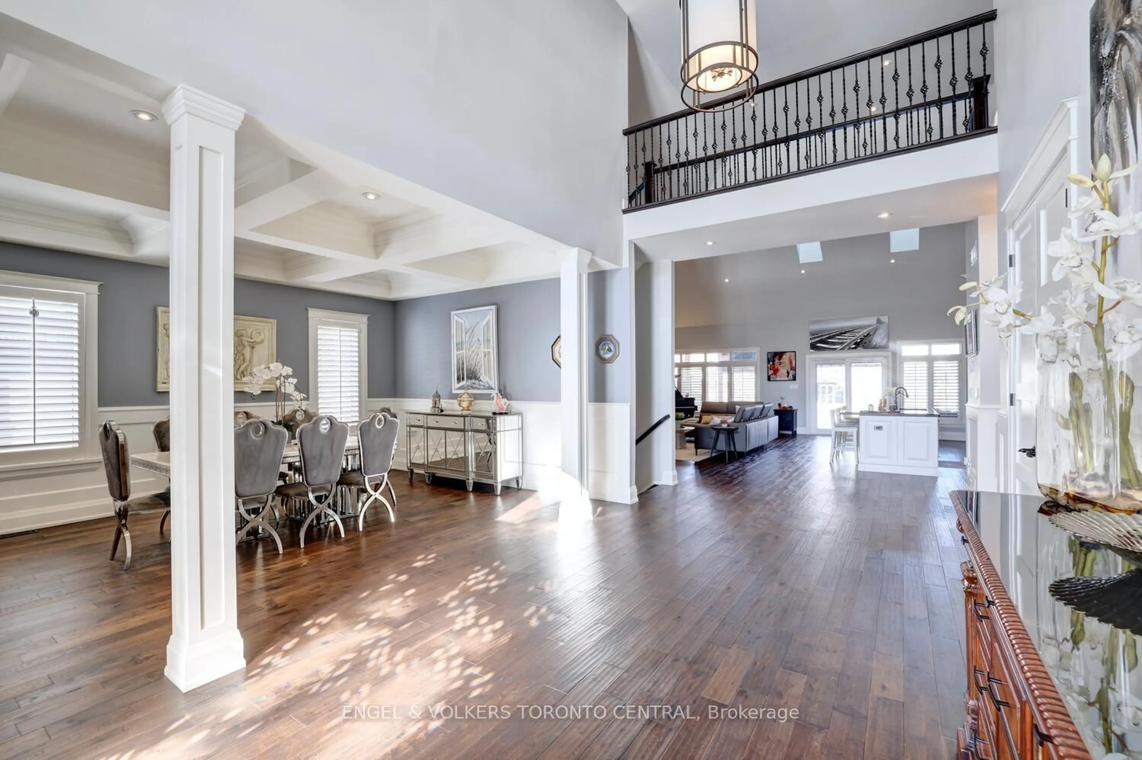 Indoor foyer for 319 Henderson Rd, Burlington Ontario L7L 2P6